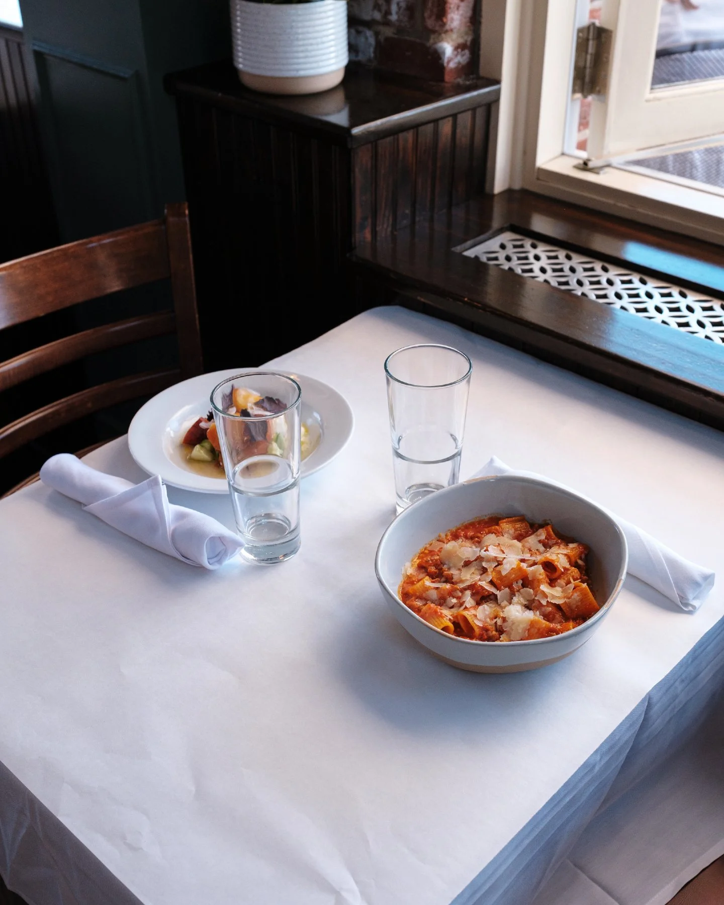 It's a lovely day today to come down to Red Hat and enjoy good food, good company, and great views!

Book your reservation today through the link in bio!

#redhatontheriver #brunch #americanbistroclassics #irvingtonny #hudsonriver #lohud #lohudeats #