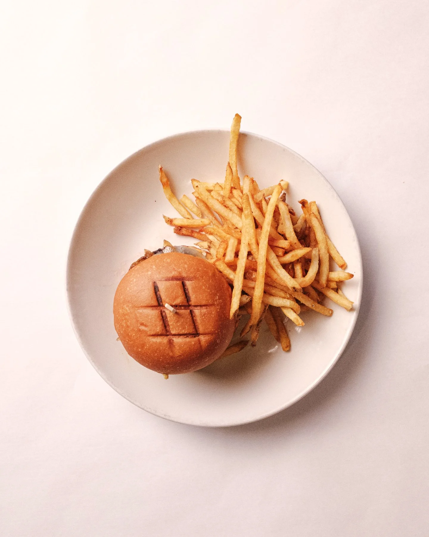 A classic for a reason. 🍔🔥
Juicy, flavorful, and always cooked to perfection&mdash;the Red Hat Burger never misses.
Swing by this week or order through the link in bio!

#redhatontheriver #brunch #americanbistroclassics #irvingtonny #hudsonriver #l