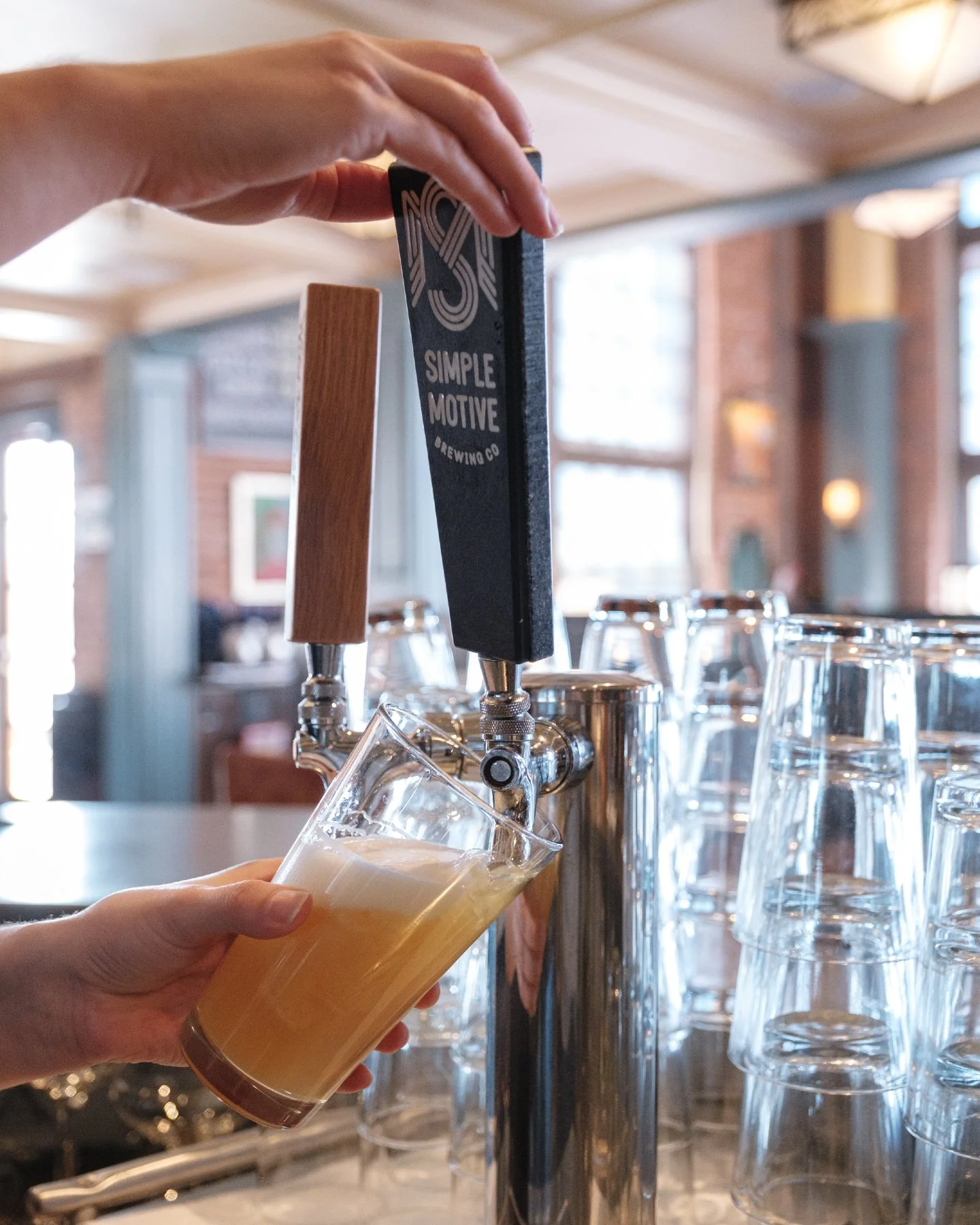 Now Pouring @simplemotivebrewing Axminister Hazy IPA at Red Hat!
Brewed locally in Yonkers, NY!

Swing by the bar this weekend to try for yourself!

#redhatontheriver #brunch #americanbistroclassics #irvingtonny #hudsonriver #lohud #lohudeats #westch