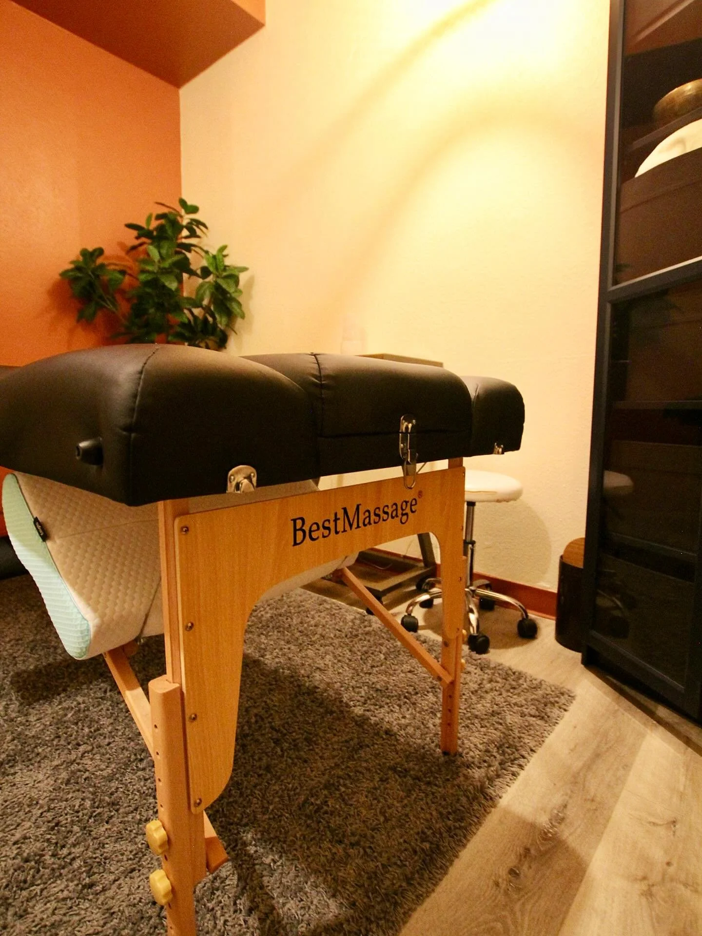 ✨ Step into deep relaxation at Evergreen Beauty &amp; Wellness Collaborative in Oak Park, Sacramento. Our wellness room is a space for healing massages that melt away tension and esthetician skincare that nurtures your glow. 💆&zwj;♀️🌿

Your body, m