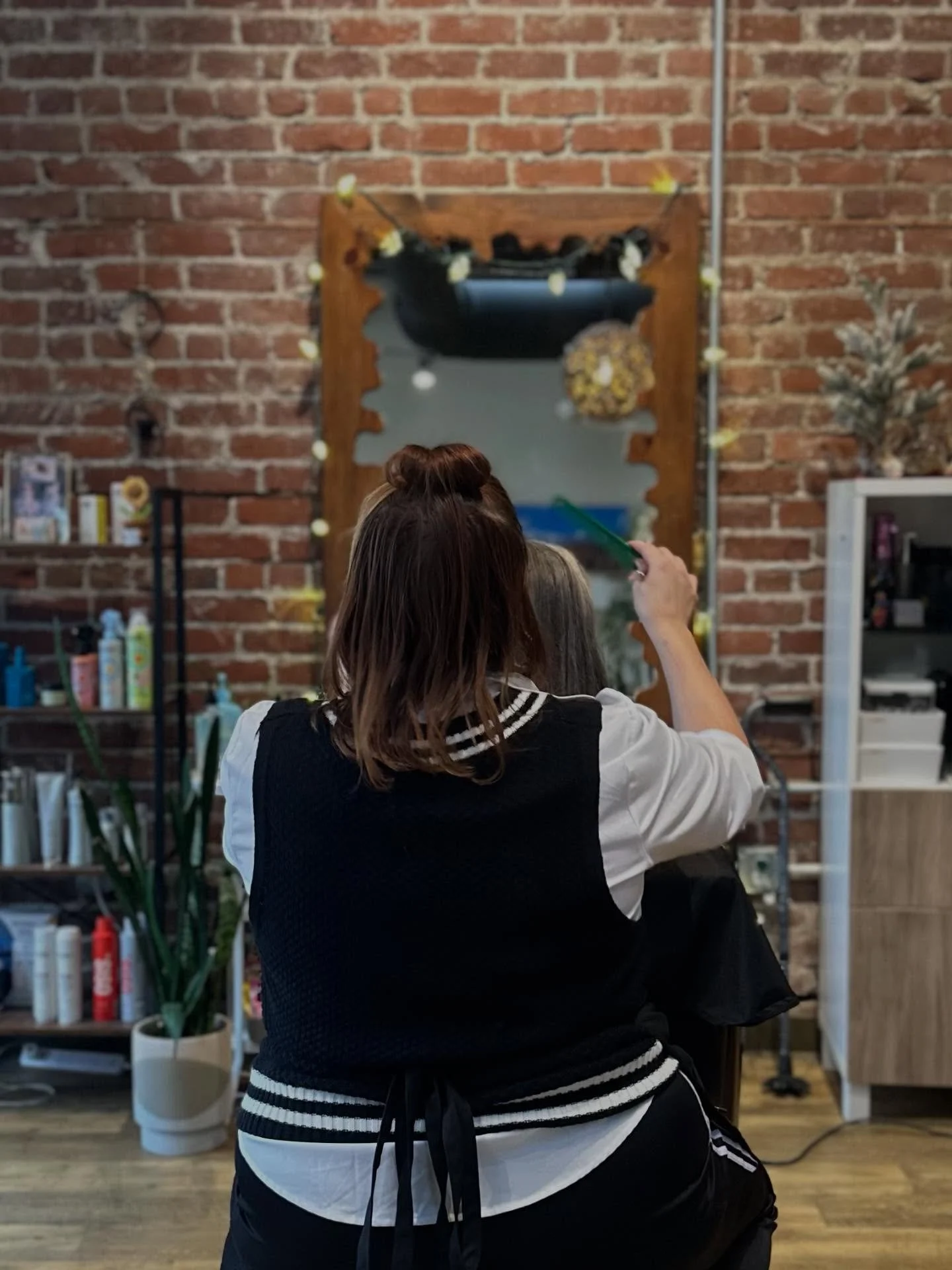 Holiday hair magic in the making ✨🎄
Our stylists are bringing all the glam, shine, and seasonal sparkle to your look this year.
Book your holiday appointment now and step into the season feeling beautiful. ❤️