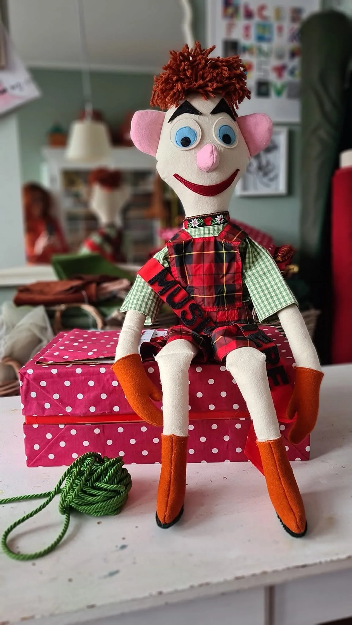 Il pupazzo del Musichiere, la mascotte ufficiale del programma, chiamata Musichieretto, un piccolo omino stilizzato  che  riprendeva l'allegria della famosa trasmissione televisiva condotta da Mario Riva . Realizzato a mano da Civico vent8