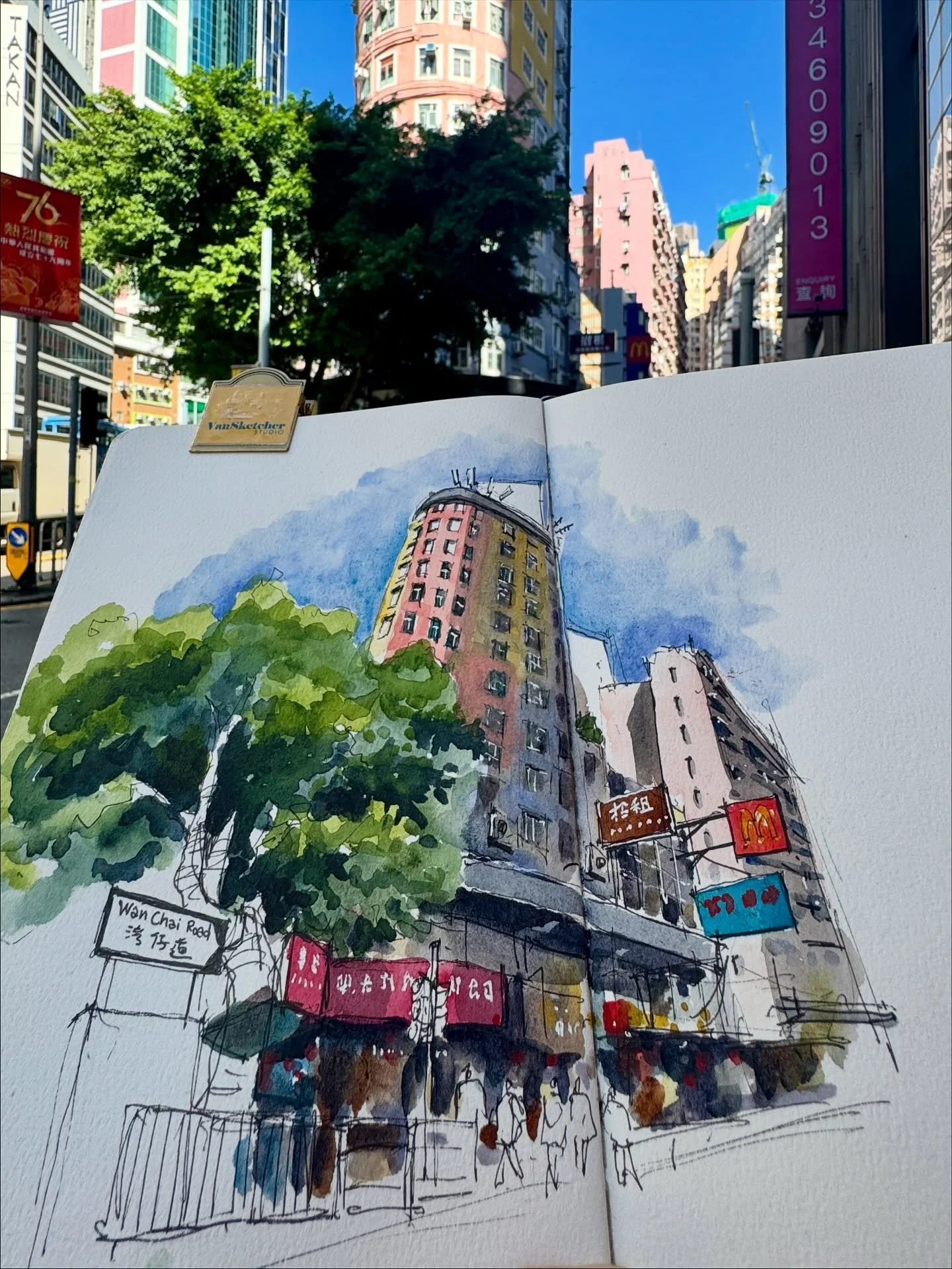 Such a beautiful day with cloudless sky to sketch this colourful corner building in wanchai!!

@urbansketchershk @wanchaifastsketchers #urbansketch #wanchai #lunchsketch