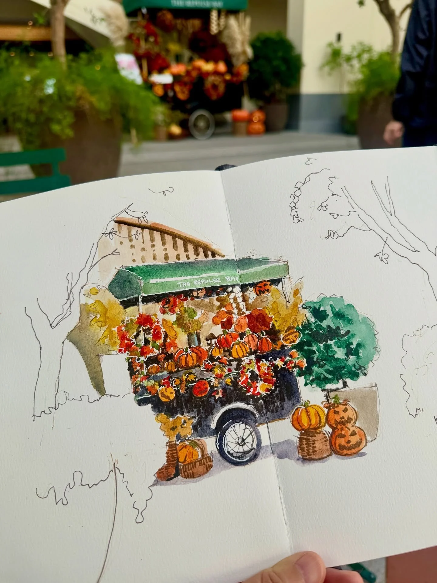 It&rsquo;s a late happy Halloween. A nice little Halloween themed cart in repulse bay.

@urbansketchershk