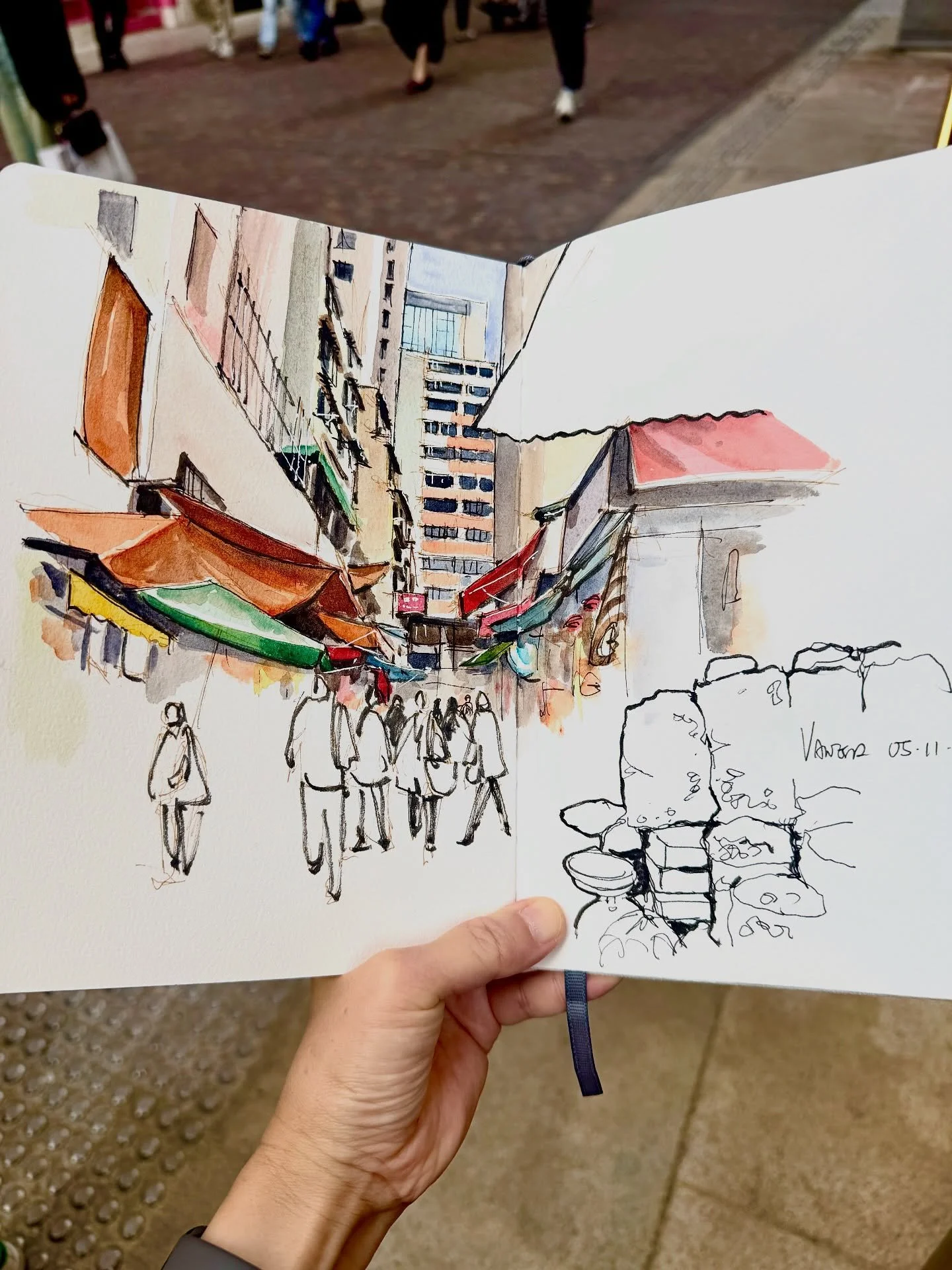 Last week&rsquo;s lunch sketch at wanchai market (again), never tired of sketching markets, love those colourful chaotic canopies!

@urbansketchershk @wanchaifastsketchers