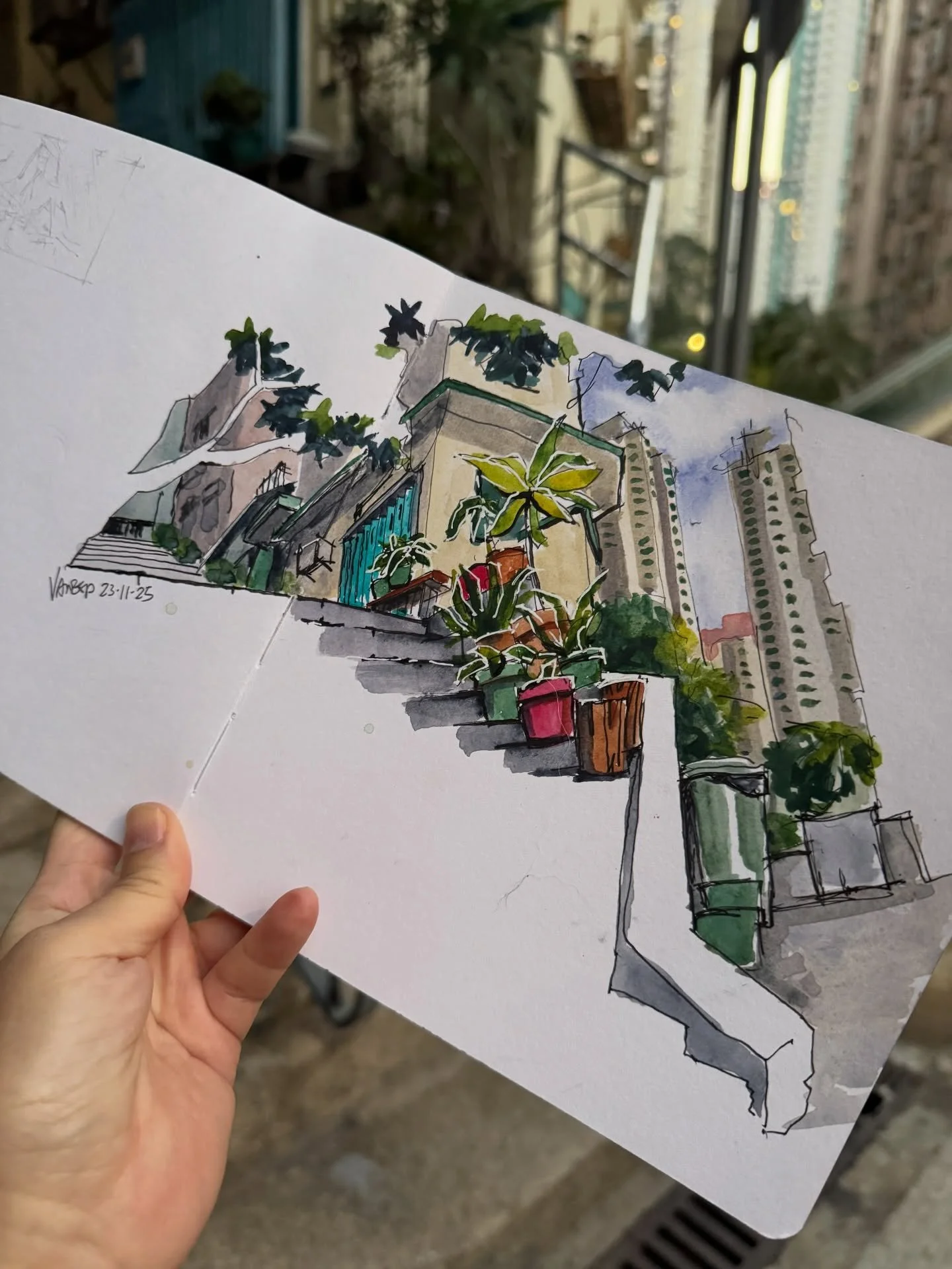 Throw back to some happy moments 2 weeks ago, sketching with @renhong.p and the Hong Kong gangs, everyone struggling to sketch in Inhong&rsquo;s style 😂😆