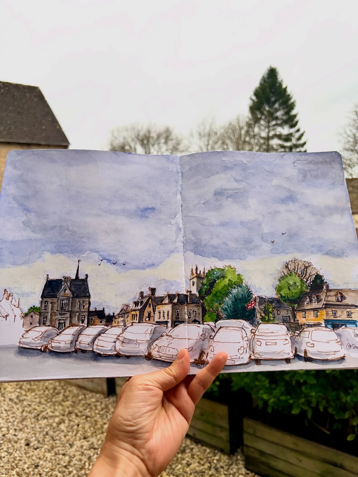 The weather in the Cotswolds was cold and gloomy during the first two days, but we finally got a bit of sunshine on the third. We took the chance to do some sketching in the beautiful town of Stow-on-the-Wold. It was still quite cold and windy, thoug