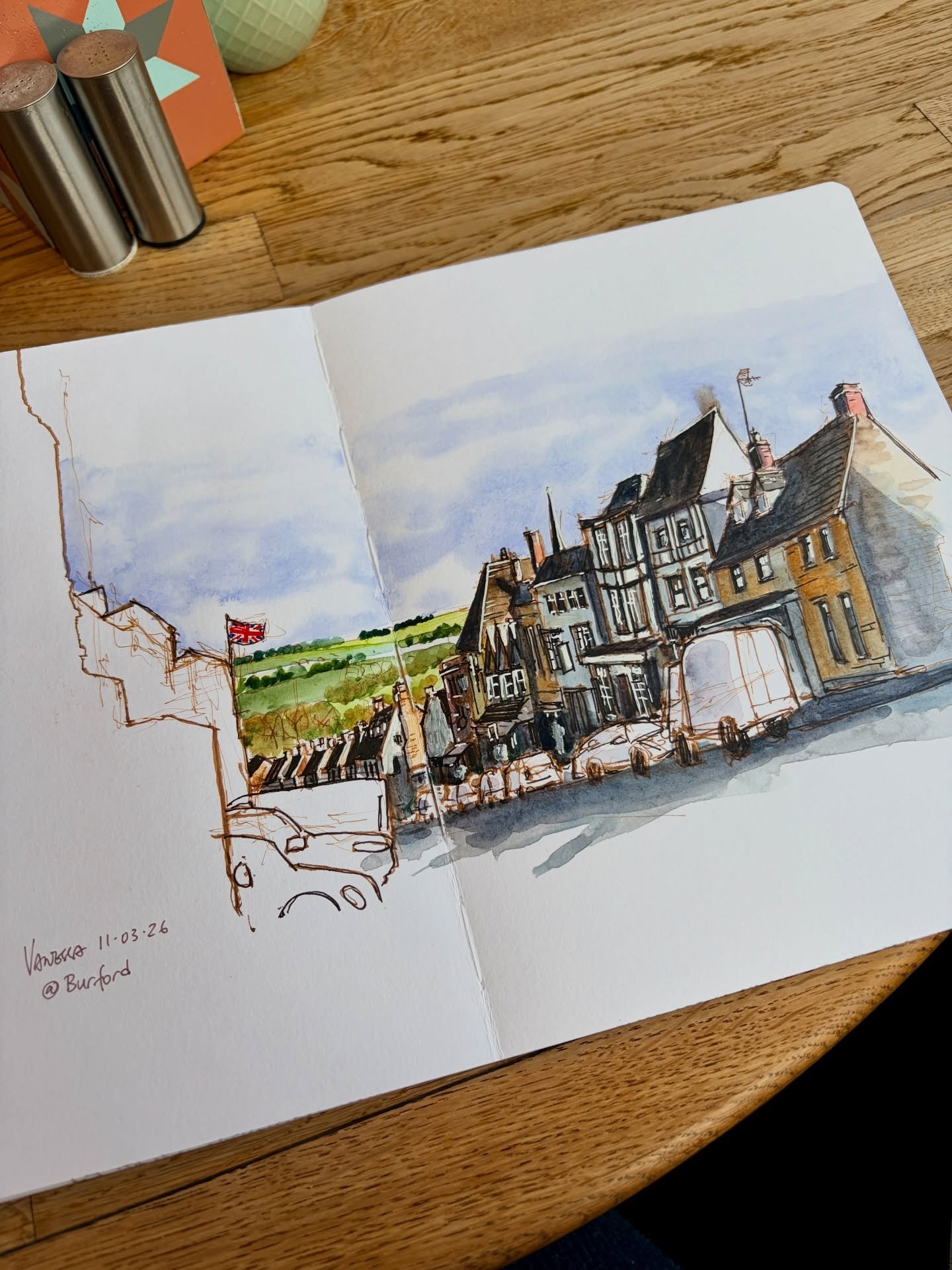 Another sunny day in the Cotswolds! My dad and I took the chance to make a quick sketch in Burford while my sister and her husband went shopping 🤣

@urbansketchershk #urbansketch #cotswold #burford