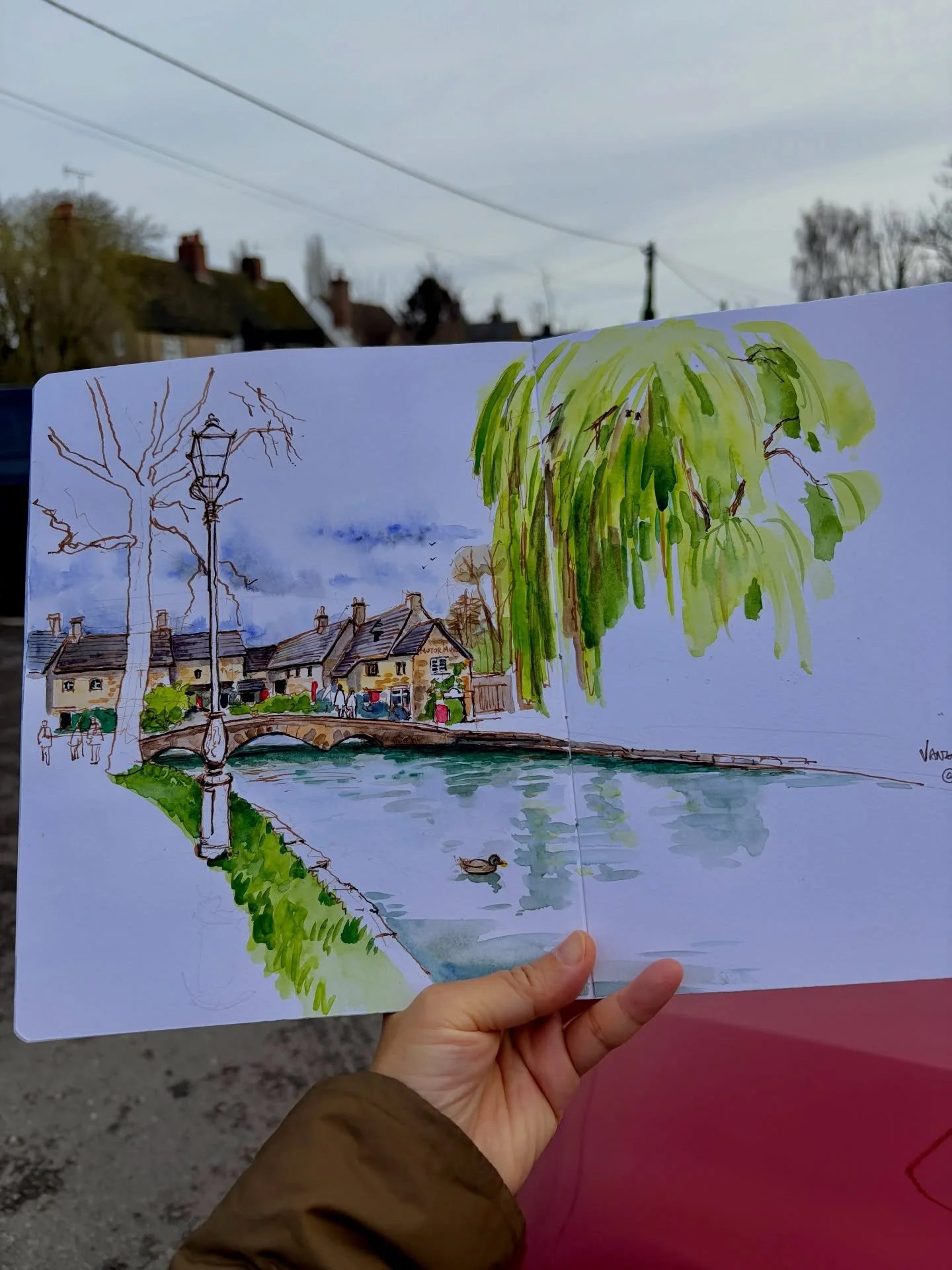 A cold day sketching in Bourton-on-the-Water. 
We first found a cozy caf&eacute; and hoped to stay inside to sketch, but unfortunately, it was closing at 3 p.m.&mdash;so early! We ended up moving outdoors, braving the cold wind. It&rsquo;s really har