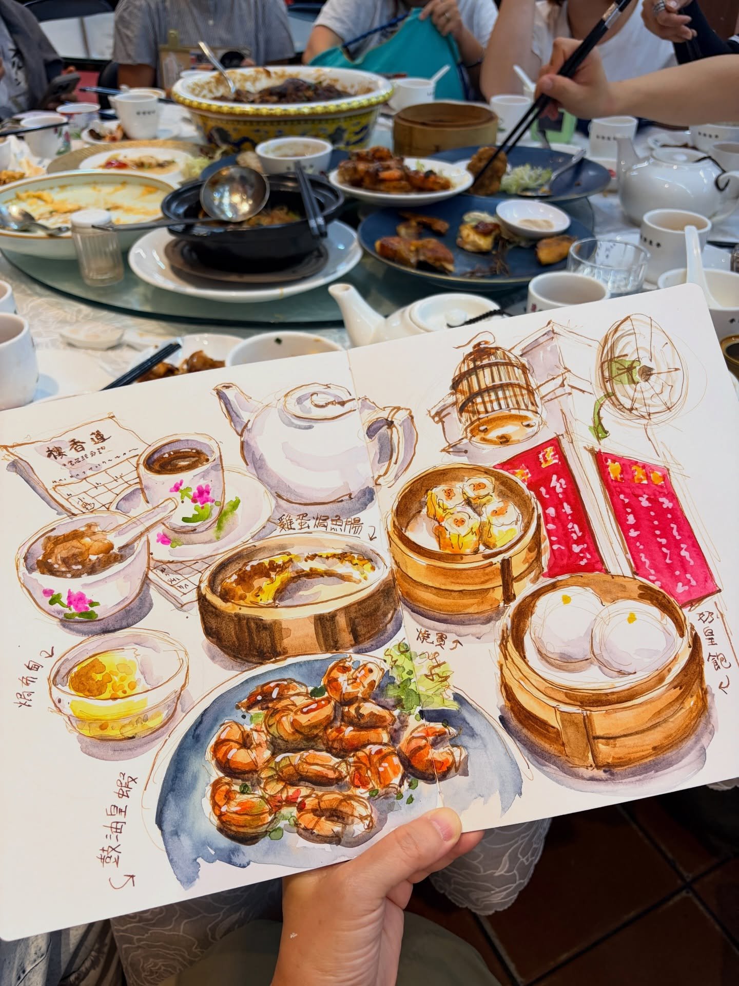A busy Saturday &mdash; I had my workshop, then rushed to dinner with my sketcher friends at Lin Heung Tea House in Central. This traditional tea house is one of the city&rsquo;s most nostalgic dim sum spots, serving for nearly a century. As it is ab