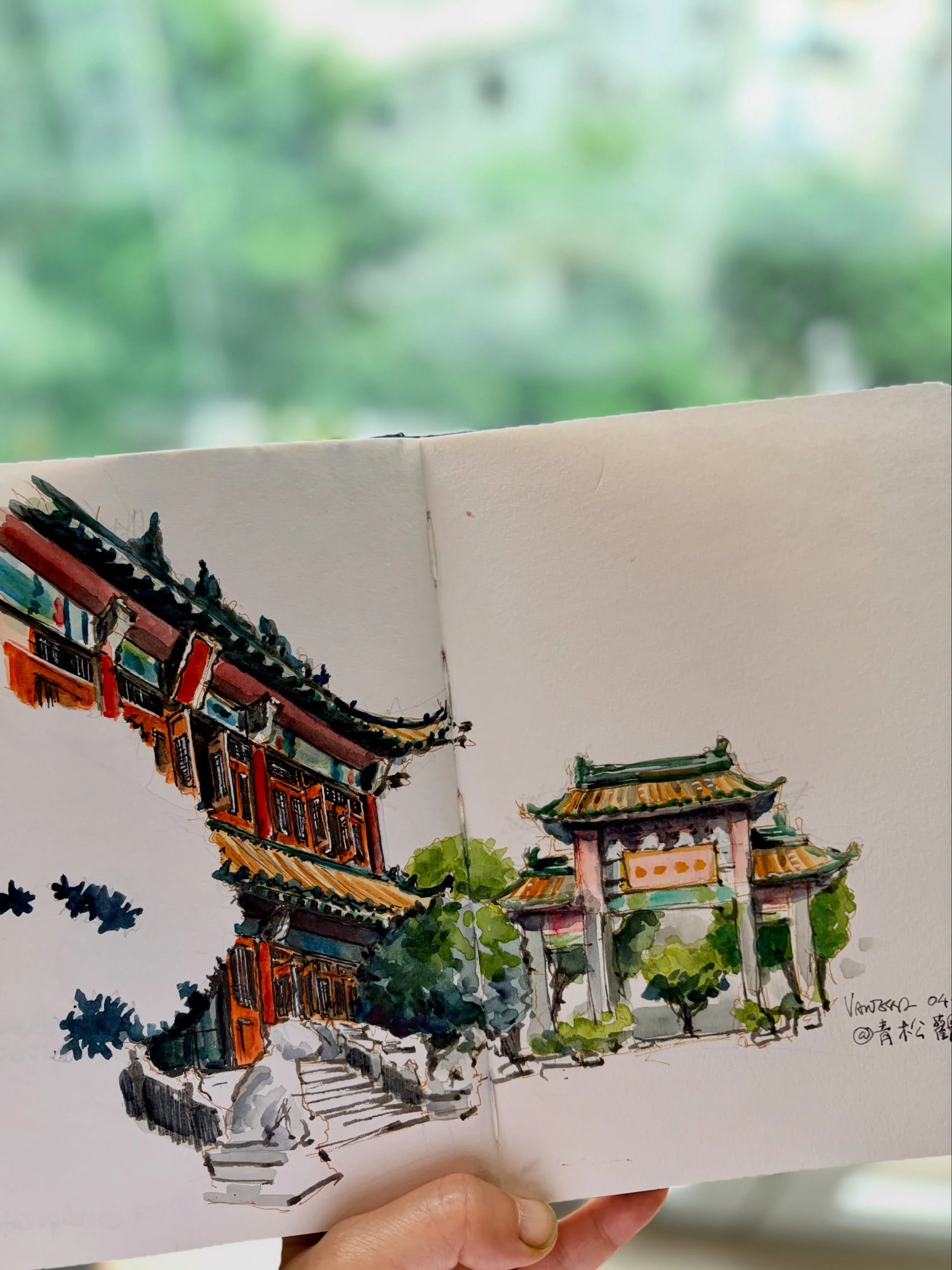 梁氏拜山寫生團 🎨
We visited Ching Chung Koon to pay respects to our ancestors, and of course, couldn&rsquo;t resist bringing our sketchbooks along for some urban sketching. So glad my dad, my aunties (姑姐), and cousin all share the same love for drawing.
Fa