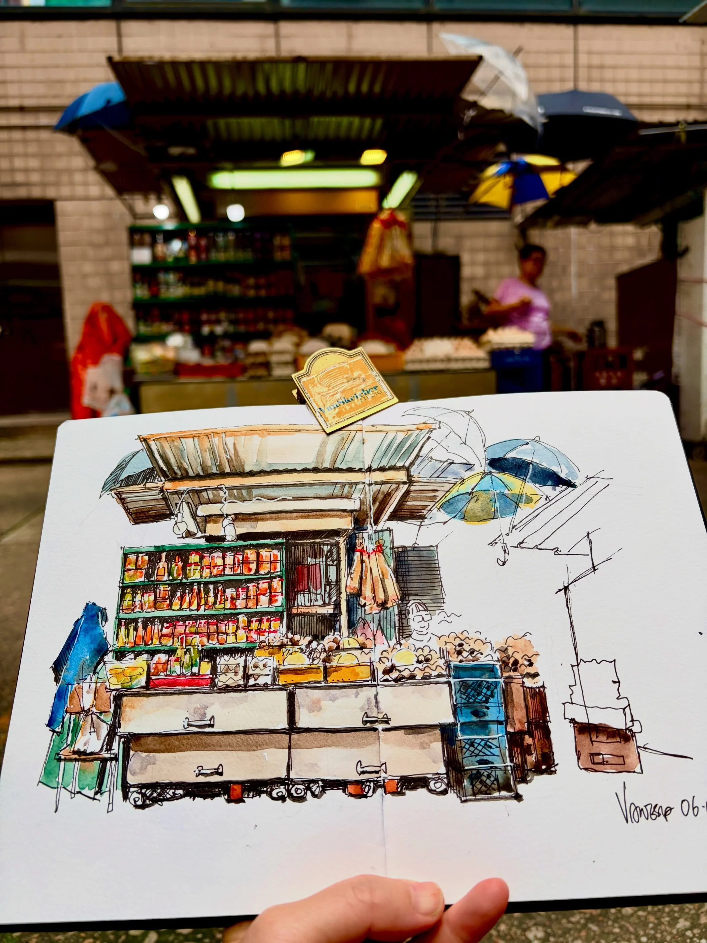 Happy Wednesday lunch sketch of one of my favourite subjects &mdash; street stalls! Look how neat this one is, and the owner is such a cheerful, lovely woman. No wonder we&rsquo;re all sketching her stall 😂

@urbansketchershk