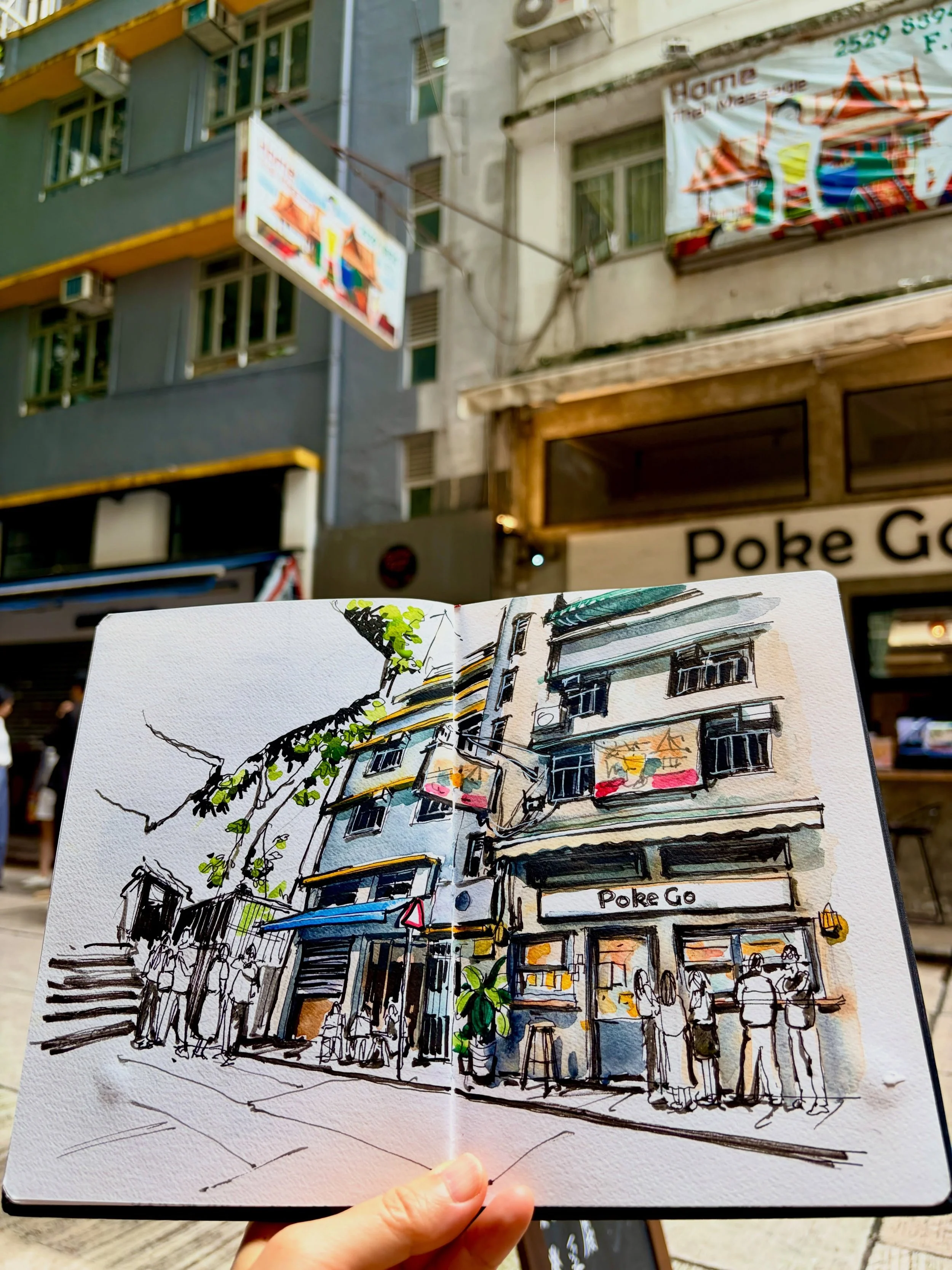 Wednesday lunch sketch at Swatow Street. I enjoyed a Vietnamese meal while sitting outside, capturing the street view and the lunchtime crowd. 
@urbansketchershk
