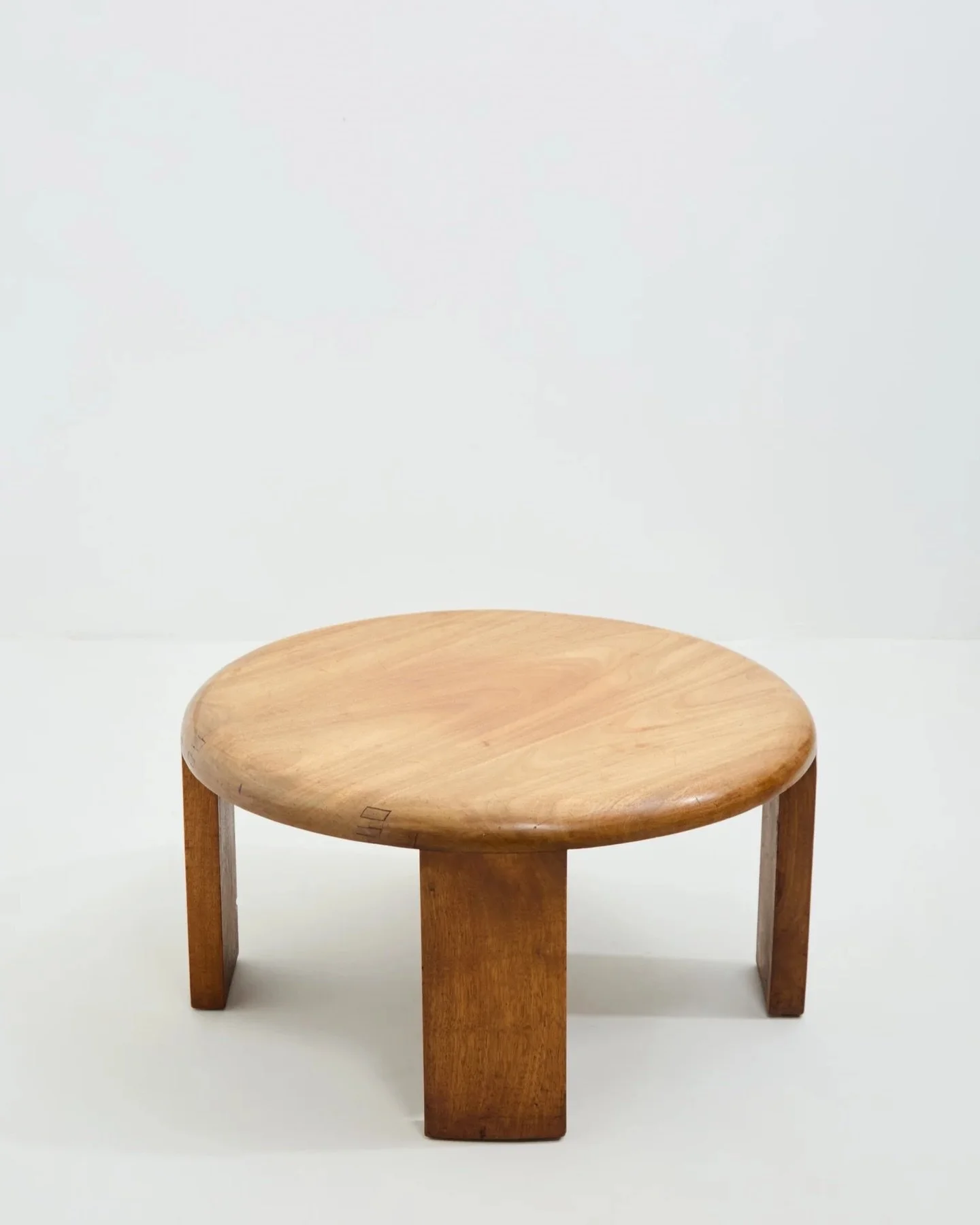 ROUND OVER TABLE 

Lovely unusual teak coffee table with generous portions all round. 

Beautiful grain pattern, joint work and patina throughout. 

Reminiscent of Pierre Chapo designs. Sadly unattributed. 

British 1960s

&oslash; 76cm x H 39.5cm