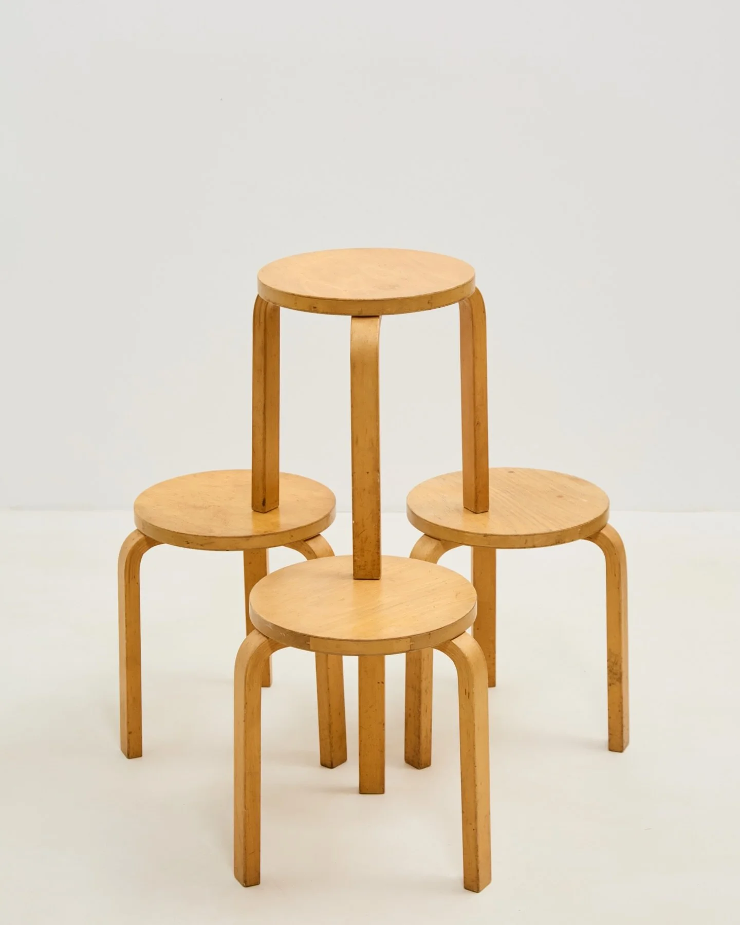 Rare set of 3-legged Model 60 stools by Finnish godfather of bent plywood Alvar Aalto (1898-1976).

Early 1950s edition with finger jointed seats. All in great original condition, screws all intact, no de-lamination or deep scratches.

H 44cm x &osla