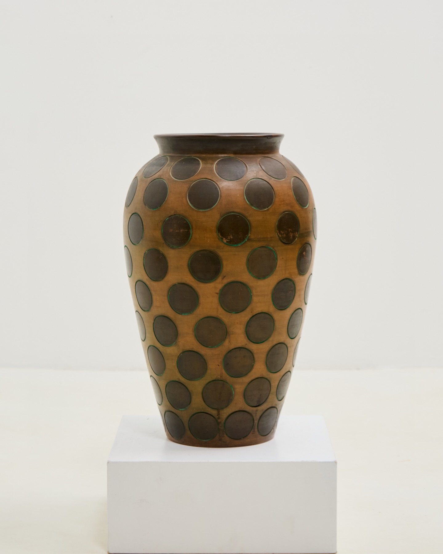 Discovered it&rsquo;s possible to have romantic feelings for a ceramic pot.. this Italian 1940s wonder landing online tomorrow AM.

Already missing it 🥲