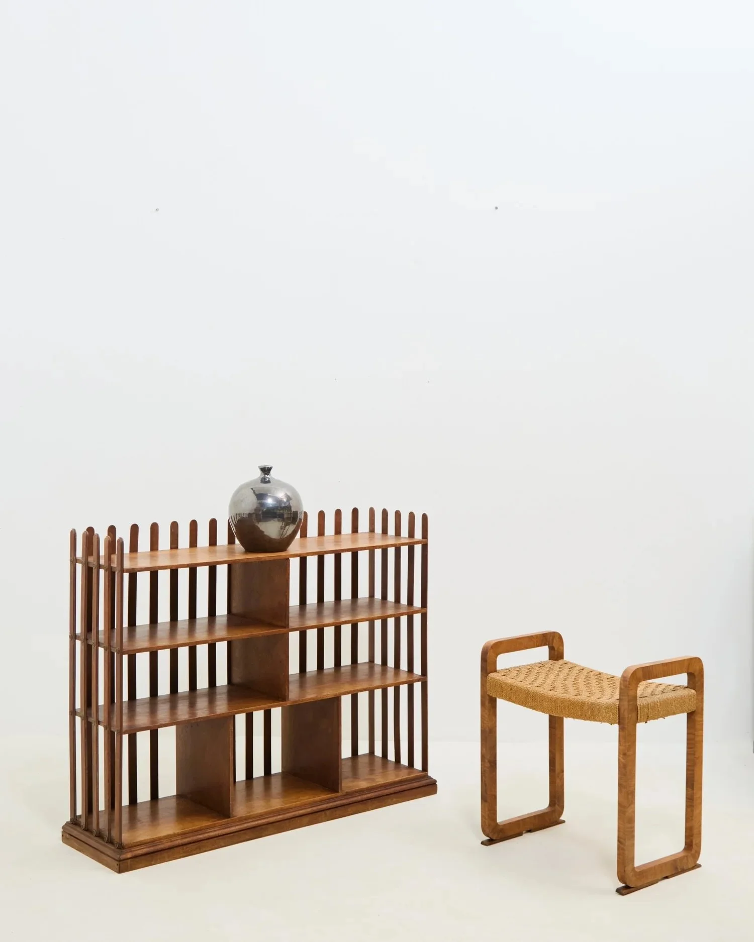 Fifties fantasy bookcase, built like a fortress in solid teak.

W 115.5cm x H 90cm x D 32.5cm