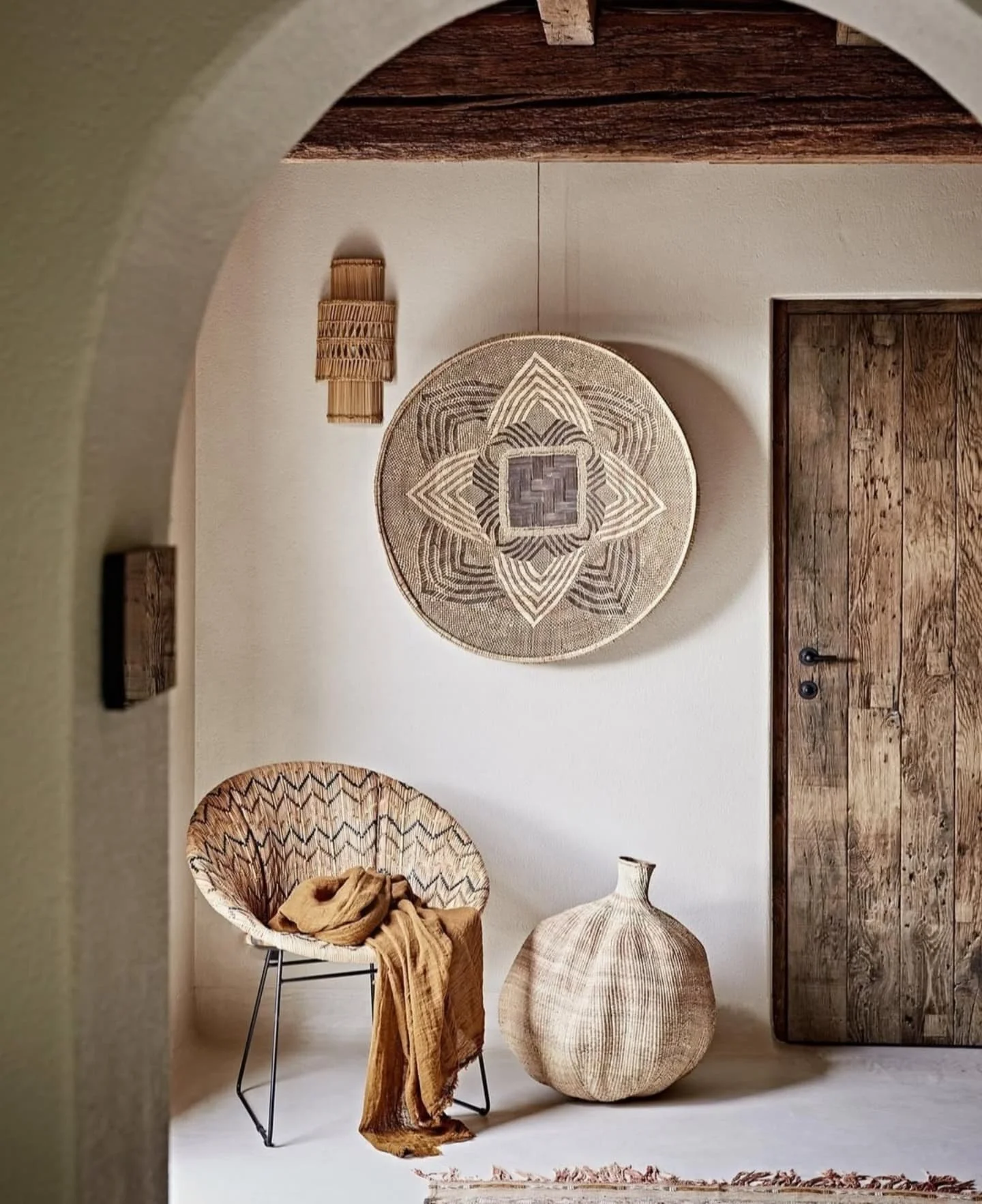 🌿The story of basket weaving.... The age-old tradition of basket weaving is usually passed down from grandmother to granddaughter. This helps to preserve culture as the grandmothers have the opportunity to recite oral history and stories to the youn