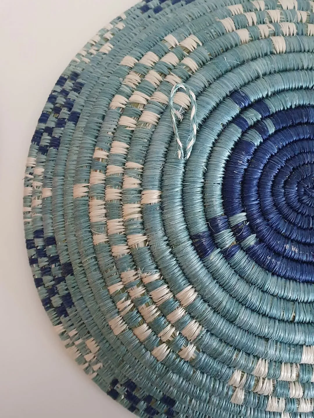 Discover the versatility of our Rwanda basket! 💙

With a convenient backloop for easy wall hanging , it's perfect for adding a touch of Rwandan craftsmanship to your walls. Plus, it doubles as stvlish decor, a stunning table display, or even a charm
