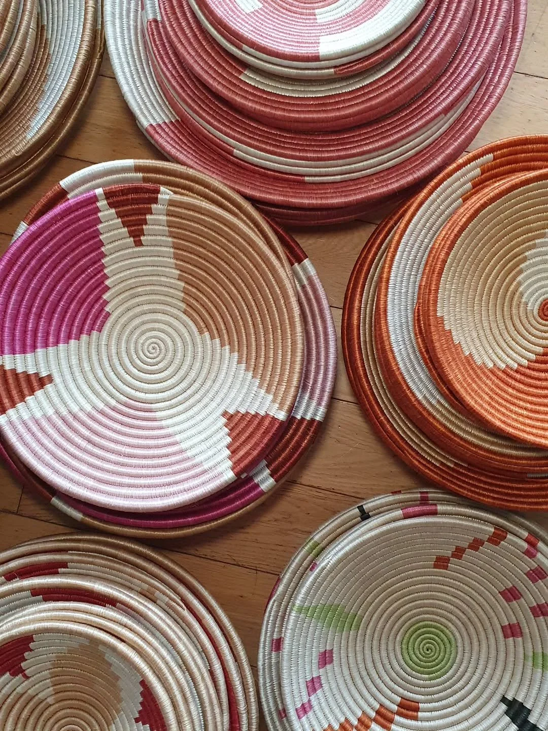 Every shade of pink in this calming picture 🌸🩷🍬🎀

How does pink make you feel?

Comment below... would love to know. 

#handmadegifts #handwoven #africanbaskets #pinkmood #Wallhangings #homegifts #wovenbasket #avanidecor #sustainablehomedecor #bo