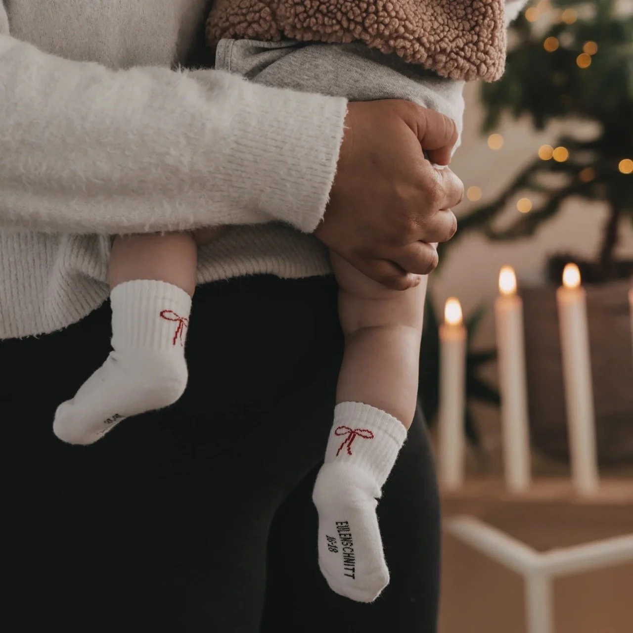 eulenschnitt_baby_socken_schleife_rot_soc-261_schleife_photocredits_eulenschnitt-3.jpg