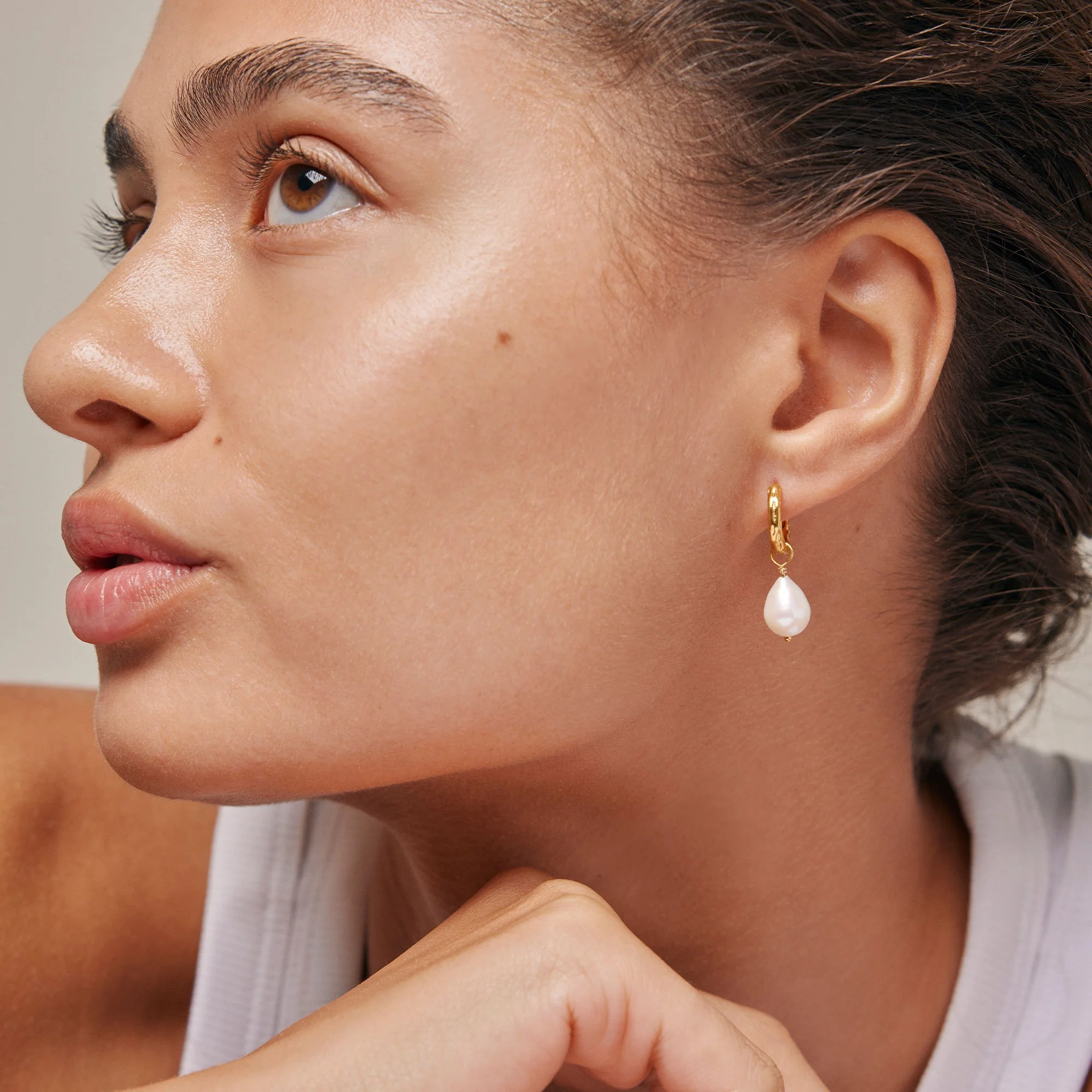 enamel_copenhagen_ohrringe_creole_mit_perle_Hoops_Significant_Pearl_2.jpg