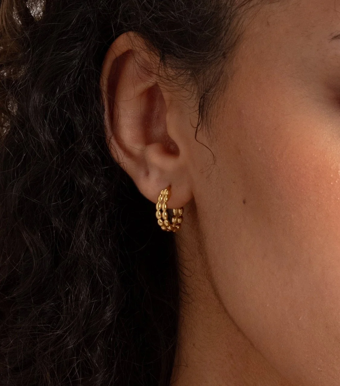 Syster P Ohringe Lunetta in Gold.jpeg