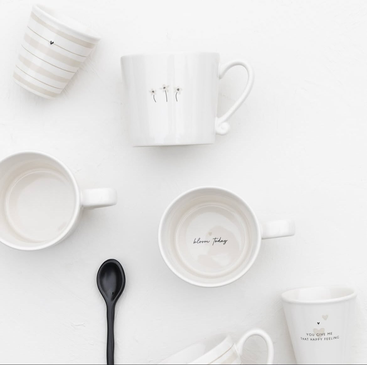 Hej Hej!

Einige der Tassen von BC habe einen Schriftzug auf dem Tassenboden. Ganz bezaubernd. 🤍

Im Shop habe ich eine sch&ouml;ne Auswahl an Tassen und Bechern von @bastioncollections f&uuml;r Dich.
Schau mal rein. 🤍

.
.
.
.
.
.
.
.
.
Foto: @bas