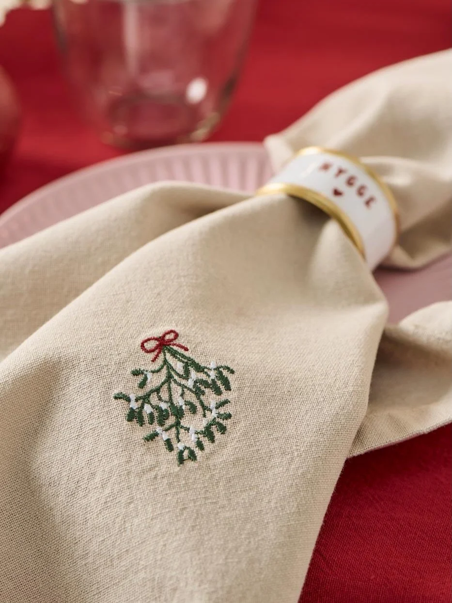 Hej Hej!

Es gibt wieder sch&ouml;ne Stoff Servietten mit kleinen Stickereien von Ib Laursen.
Und f&uuml;r die die Streifen lieben, mit rot-wei&szlig; Streifen.

Schau mal im Shop rein, es gibt ein gro&szlig;es Sortiment an Papier-Servietten von Ib L