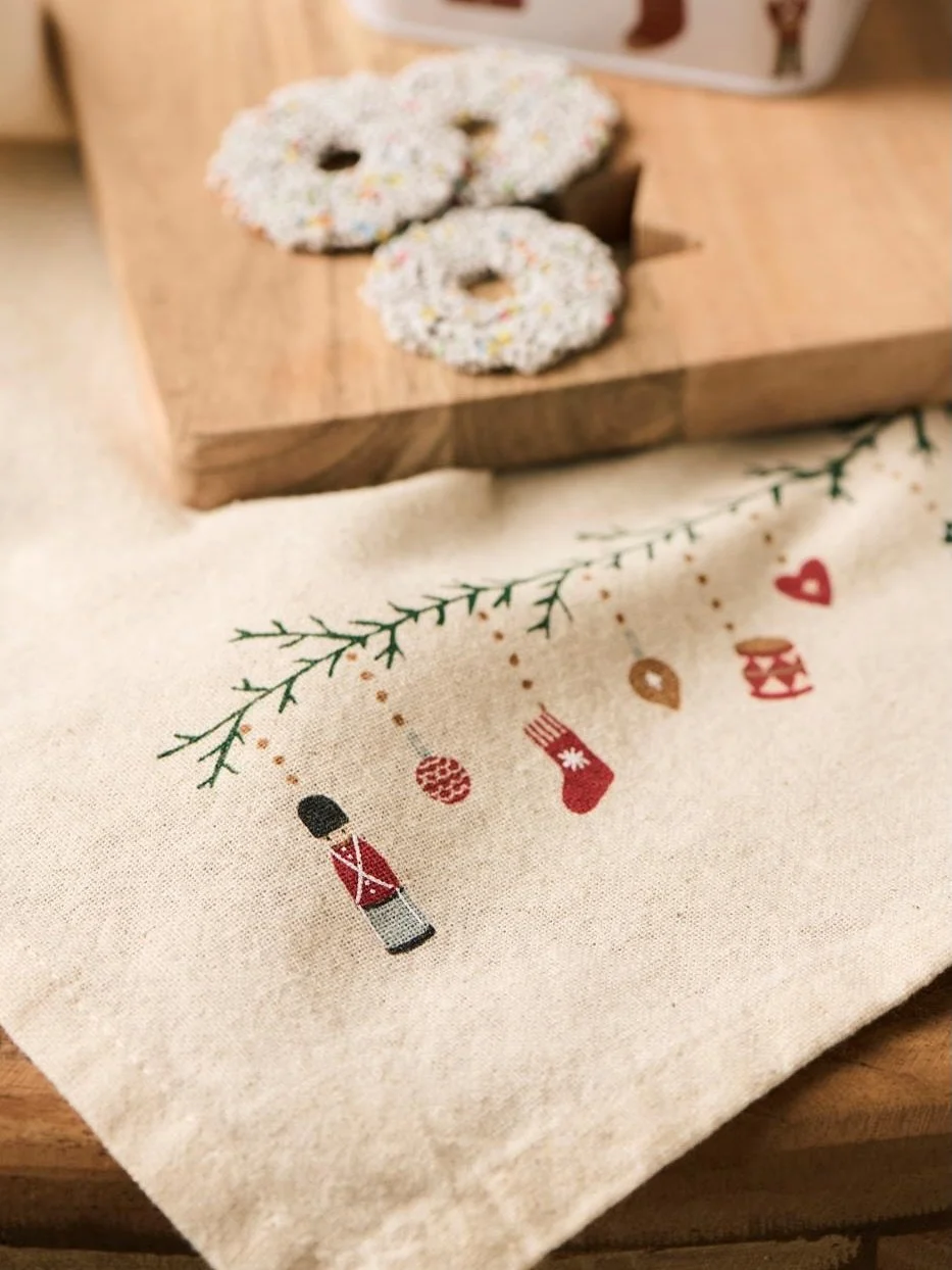 Hej Hej!

Es wird immer weihnachtlicher bei herzenszucker. ✨

Sch&ouml;ne neue Geschirrt&uuml;cher von @iblaursen sind eingetroffen - Farbrichtung: weihnachtlich und Natur| Braun. 🎄🎄🎄

Tauche ein in die Welt der Geschirrt&uuml;cher bei @herzenszuc