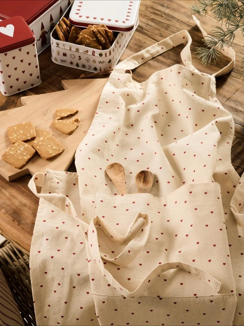 Hej Hej!

Sch&uuml;rzen mit kleinen roten Herzen. ❤️

Besonders sch&ouml;n: Die Sch&uuml;rze gibt es auch in einer Mini-Version, sodass ob Gro&szlig; und Klein im Partnerlook backen und unvergessliche gemeinsame Momente schaffen k&ouml;nnen. 

Ideal 