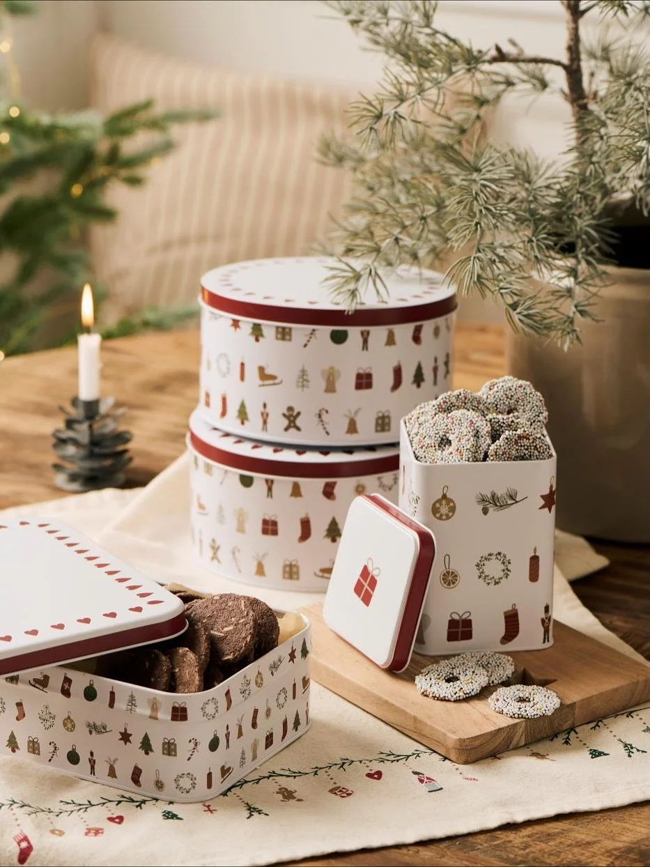 .
.
Sch&ouml;ne Keksdosen von @iblaursen 🤍

Aktuell haben wir eine flache Dose mit einer sch&ouml;nen Weihnachtsgirlande und eine runde Dose mit Herzen.
Dosen sind im Beitrag verlinkt.

In der Story habe ich noch eine weitere kleine Keksdose f&uuml;