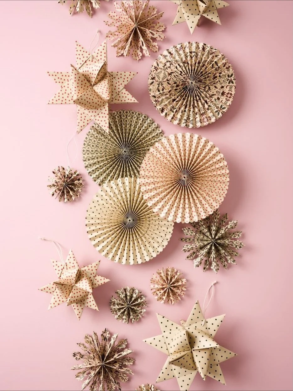 Hej Hej!

@iblaursen hat in diesem Jahr so sch&ouml;ne Deko Teile aus Papier - geflochtene Sterne mit kleinen Herzen.
Papier-Rosetten und Schneekristalle aus Papier, alles miteinander kombinierbar.

St&ouml;bere mal im Weihnachtsshop, da gibt&rsquo;s