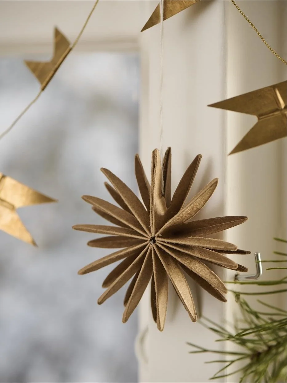 Hej Hej!

Zu Weihnachten ist in diesem Jahr die Farbe Braun sehr angesagt - hier ein paar sch&ouml;ne Ideen von @iblaursen f&uuml;r Dein Zuhause. 🤎

* Baumschmuck 
* Sterne (faltbar, auch in Naturweiss)
* Herzen und Sterne aus Stoff ( auch in Rot)
*