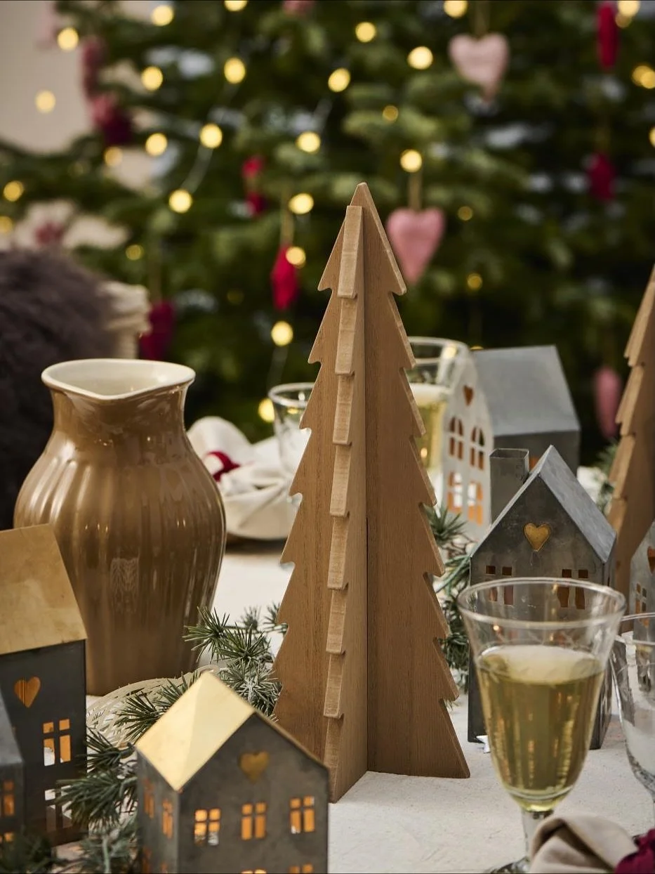Hej Hej!

Diese tollen Tannenb&auml;umchen aus Holz sind eine sch&ouml;ne Deko. Schnell aufgebaut, 2 Teile welche ineinander gesteckt werden. 

In einem sch&ouml;nen Braun 🤎 
In den Gr&ouml;&szlig;en 25 und 35 cm.

Fotos: @iblaursen 

#herzenszucker