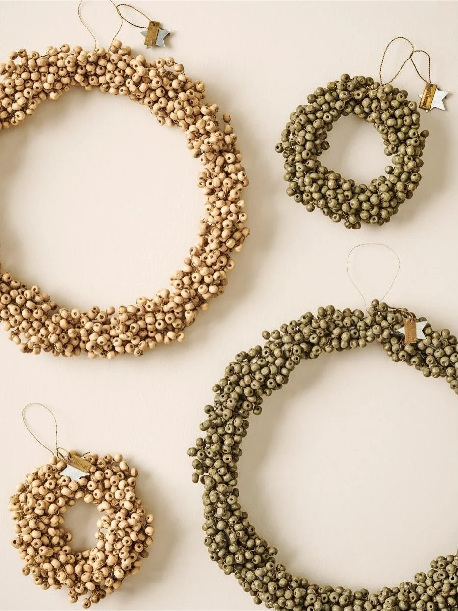 .

✨ Nat&uuml;rliche Sch&ouml;nheit in ihrer schlichtesten Form ✨

Unsere handgefertigten Holzperlen-Kr&auml;nze von Ib Laursen bringen skandinavische W&auml;rme in Dein Zuhause &ndash; perfekt zum Aufh&auml;ngen, Dekorieren oder Verschenken.

Erh&au