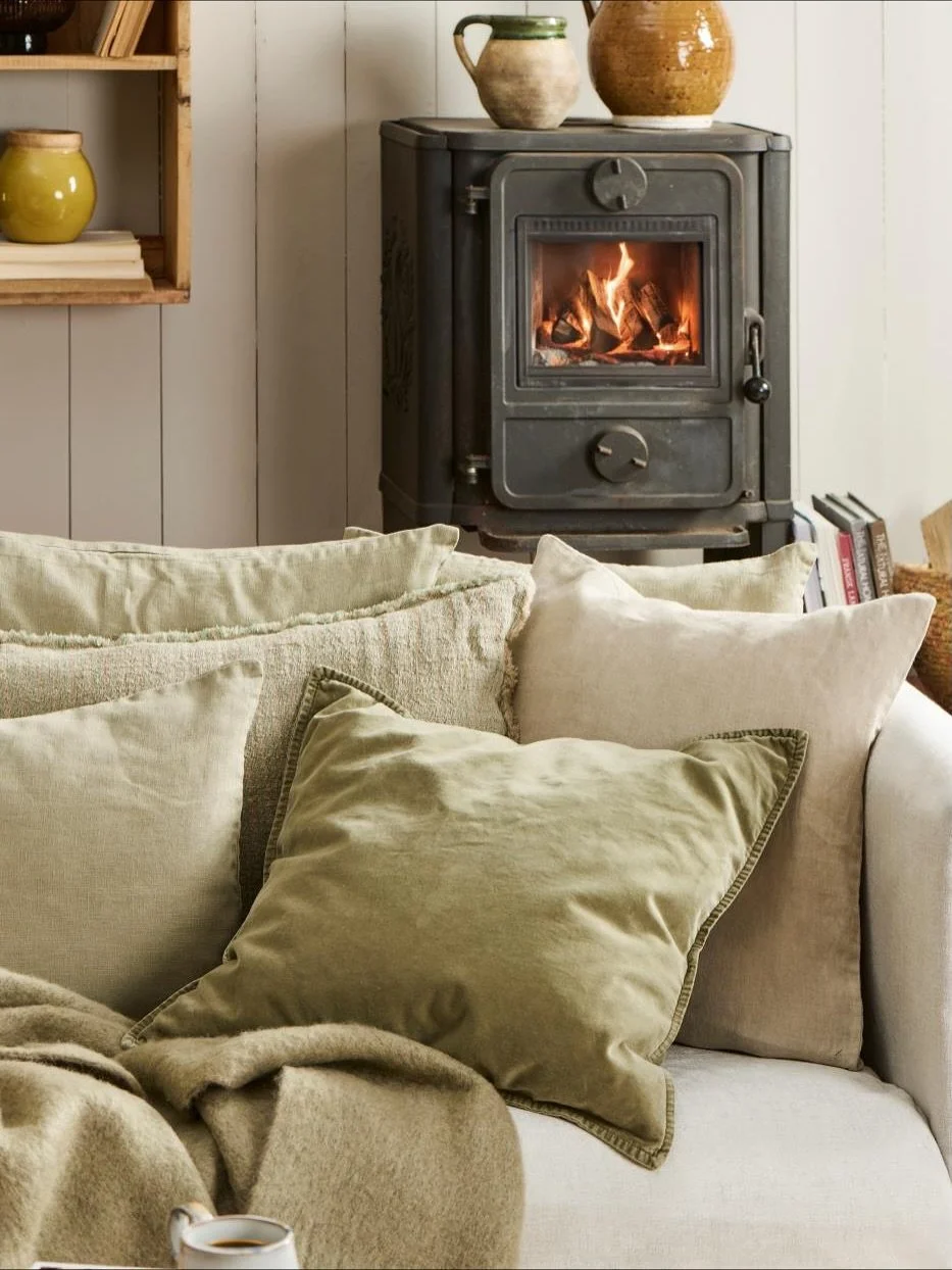 Hej Hej!

Jetzt ist die richtige Zeit f&uuml;r #hygge #cozy #gem&uuml;tlich machen auf der Couch oder vorm Kamin. ✨ 🍂 ☕️ 

Dazu passen die sch&ouml;nen Kissenbez&uuml;ge aus Leinen von @iblaursen in den sch&ouml;nen Farben LEINEN, CHoCOLATE und EUKA