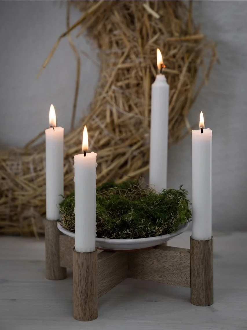 Hej Hej!

Kerzenhalter aus Holz von @ernstform.se sind eingetroffen.
Nicht zu gro&szlig; und nicht zu klein - einfach perfekt. ✨

Deko Tipp: 
Stelle eine Schale mit Moos oder N&uuml;ssen darauf. ✨✨✨

.
.
.
.

Fotos: @ernstform.se 

#herzenszucker #he