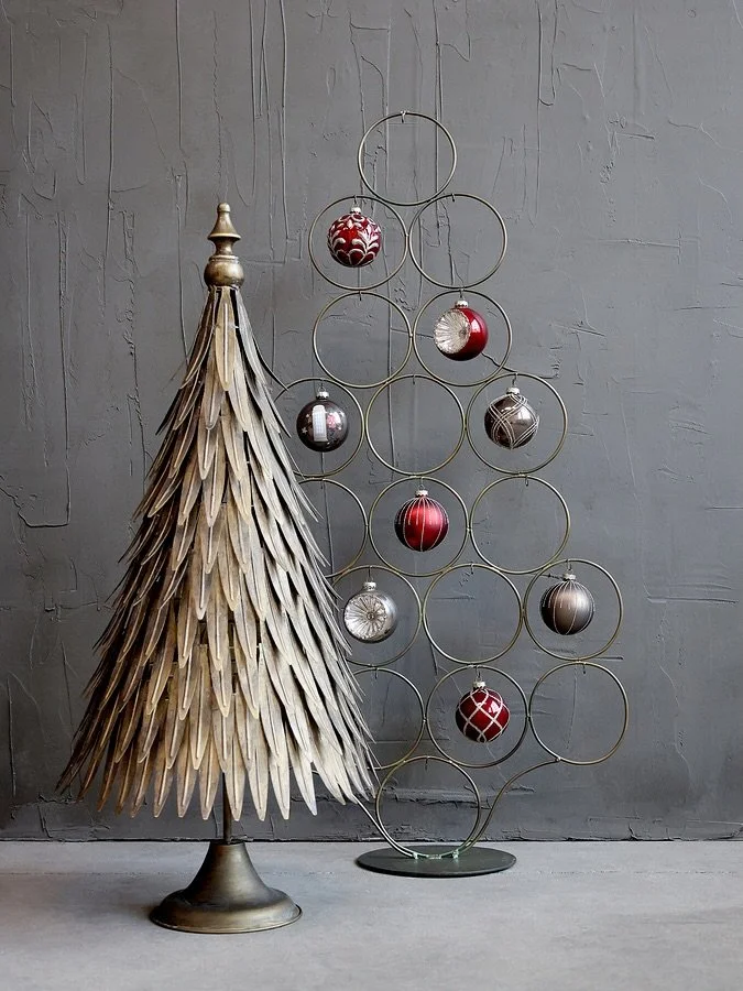 Hej Hej!

Ein Stativ f&uuml;r Weihnachtskugeln, eine Blickfang in Deiner weihnachtlichen Deko.

Ein Tannenbaum aus Metall, fast 100 cm hoch.

Noch ein Stativ f&uuml;r Weihnachtsdeko.

Alles nur noch 1 x bestellbar.🎄

.
.
.
.
.
.
.

Fotos: Chic Antiq