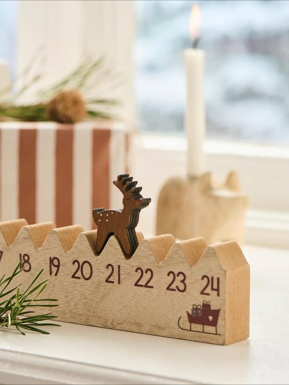 .
.
✨ Zauberhafte Vorfreude in Holz ✨

Dieser liebevoll gefertigte Weihnachtskalender aus Holz begleitet Dich durch die 24 Tage bis Weihnachten. 🎄

Jedes T&uuml;rchen &ndash; oder in diesem Fall jeder kleine Schritt &ndash; bringt Dich der sch&ouml;