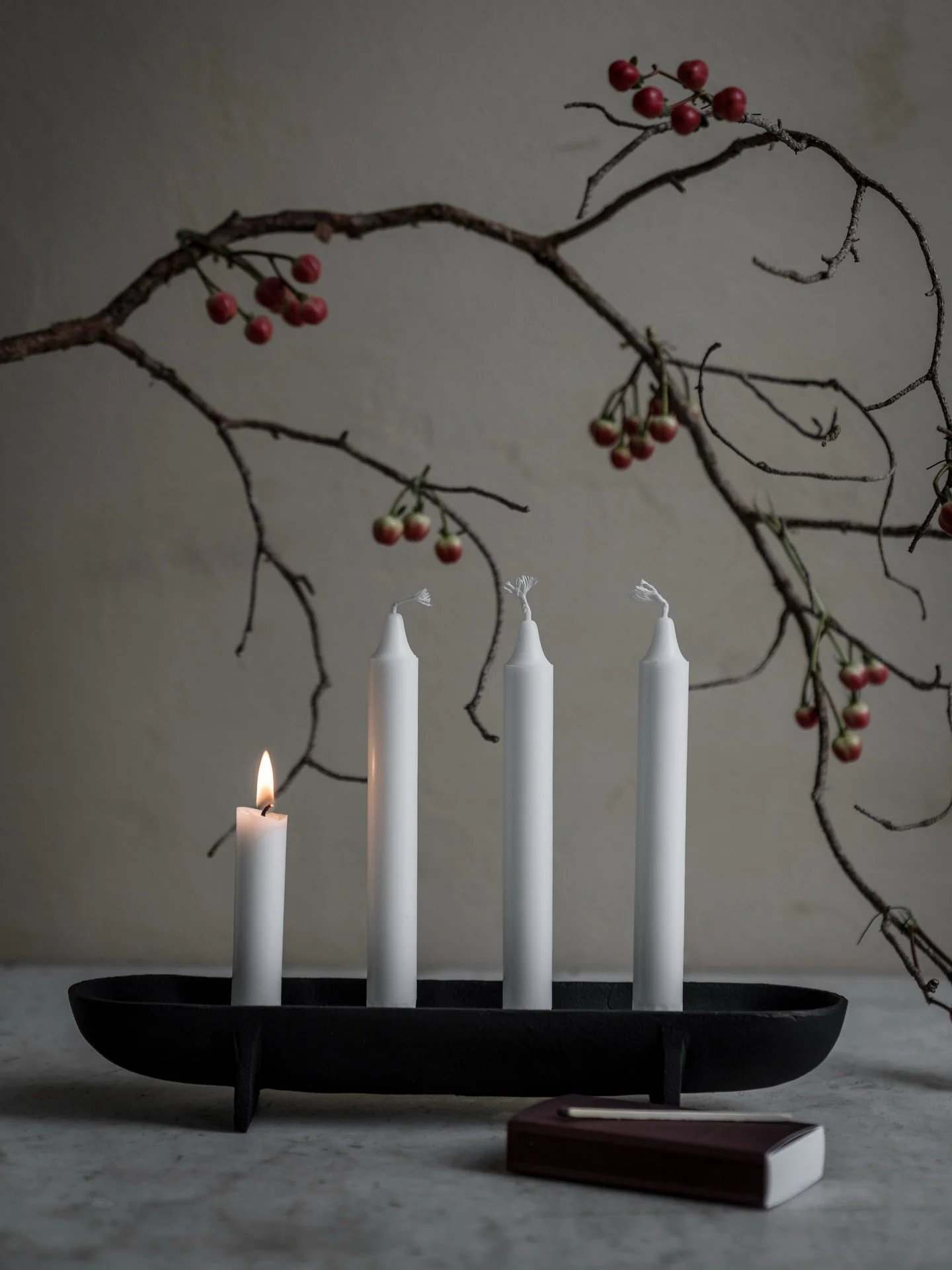 Hej Hej!

✨ Stille Momente im Winterlicht ✨

Die Kerzenschale von Ernst Kirchsteiger bringt genau die ruhige W&auml;rme ins Zuhause, die man sich an dunklen Tagen w&uuml;nscht. Minimalistisch, zeitlos und mit jedem Lichtschein ein kleines bisschen Ma