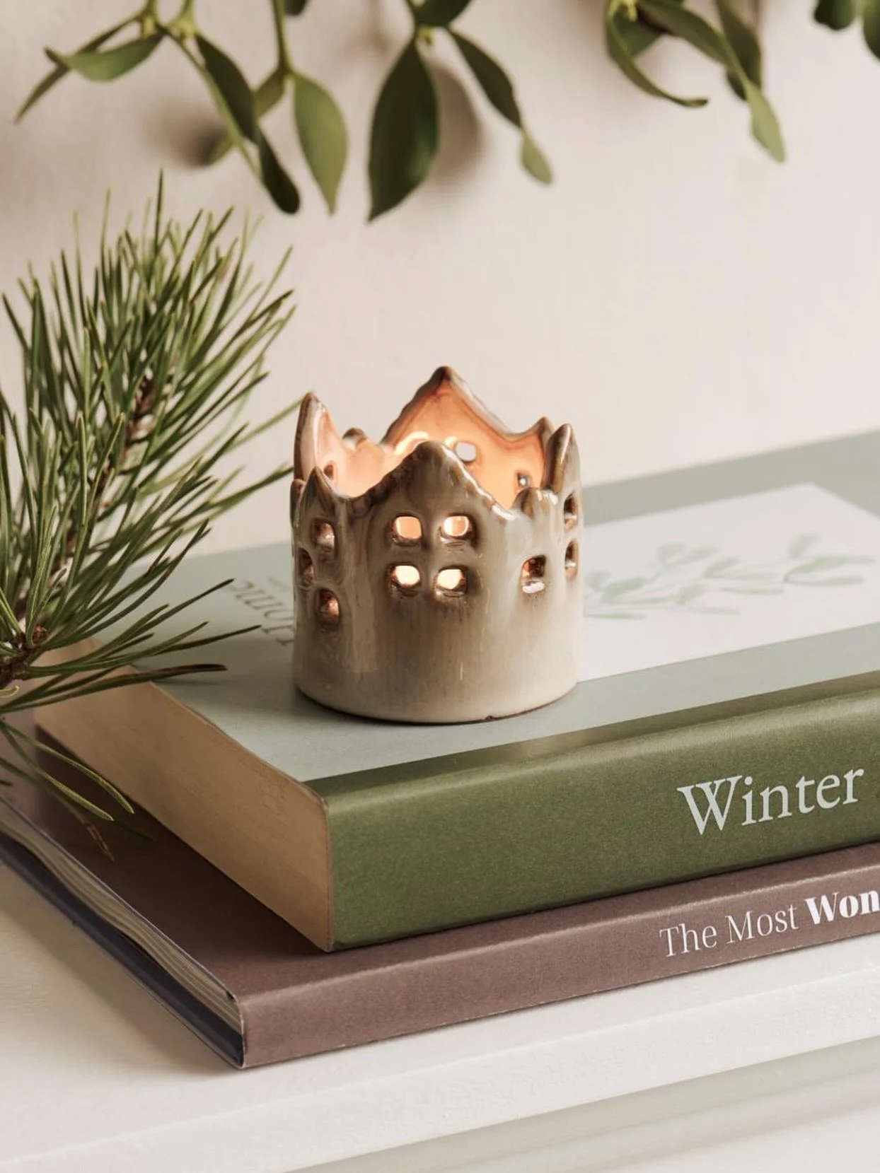 .
.
✨ Cozy Winter Vibes mit @iblaursen ✨

Warmes Licht, ruhige Farben und kleine Details, die den Moment besonders machen.

.
.
.
.
.
Foto: @iblaursen 

#minimalism #cozyhome #wintermood #calmspaces #simpleliving #nordichomedecor #nordicliving #hygge