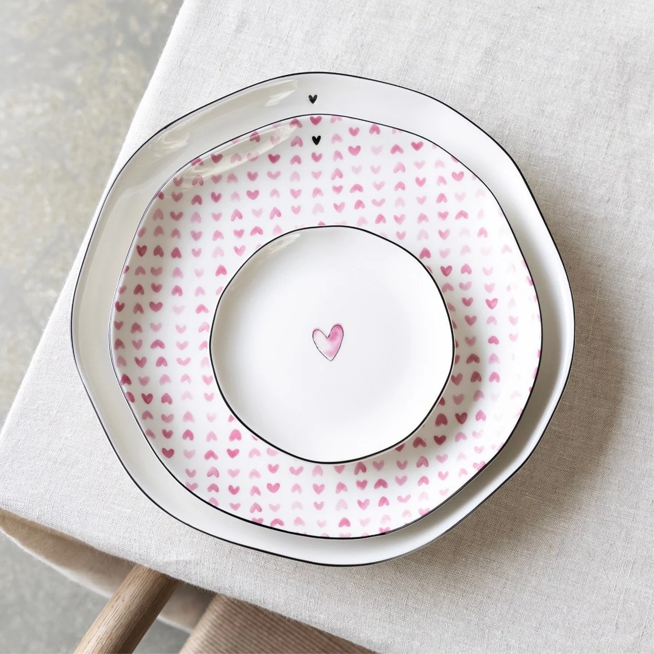 .
.

💕 Lass Dich verzaubern

Die s&uuml;&szlig;en Teller &amp; Side Plates von Bastion Collections bringen jeden Tag zum Strahlen.

Mix &amp; Match f&uuml;r Deinen perfekten Wohlf&uuml;hl-Look! ✨

.
.
.

#bastioncollections #tablelove #geschirrliebe