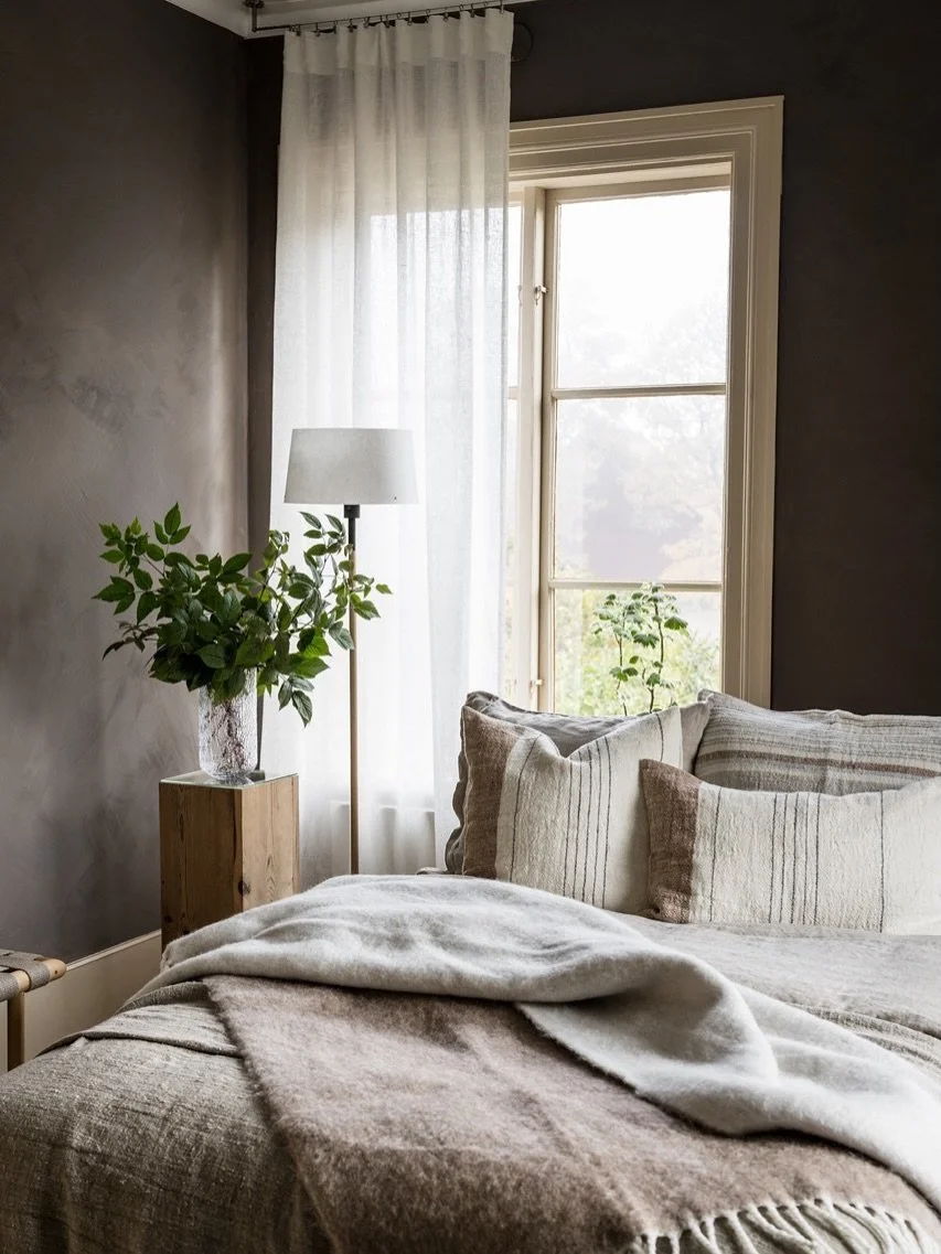 Ruhige Farben. Nat&uuml;rliche Materialien. 🤍

Die Wolldecke von @ernstform.se &ndash; in Beige oder Grau &ndash; trifft auf passende Kissenbez&uuml;ge in harmonischen Nuancen.

F&uuml;r R&auml;ume, die nicht laut sein m&uuml;ssen, um W&auml;rme aus