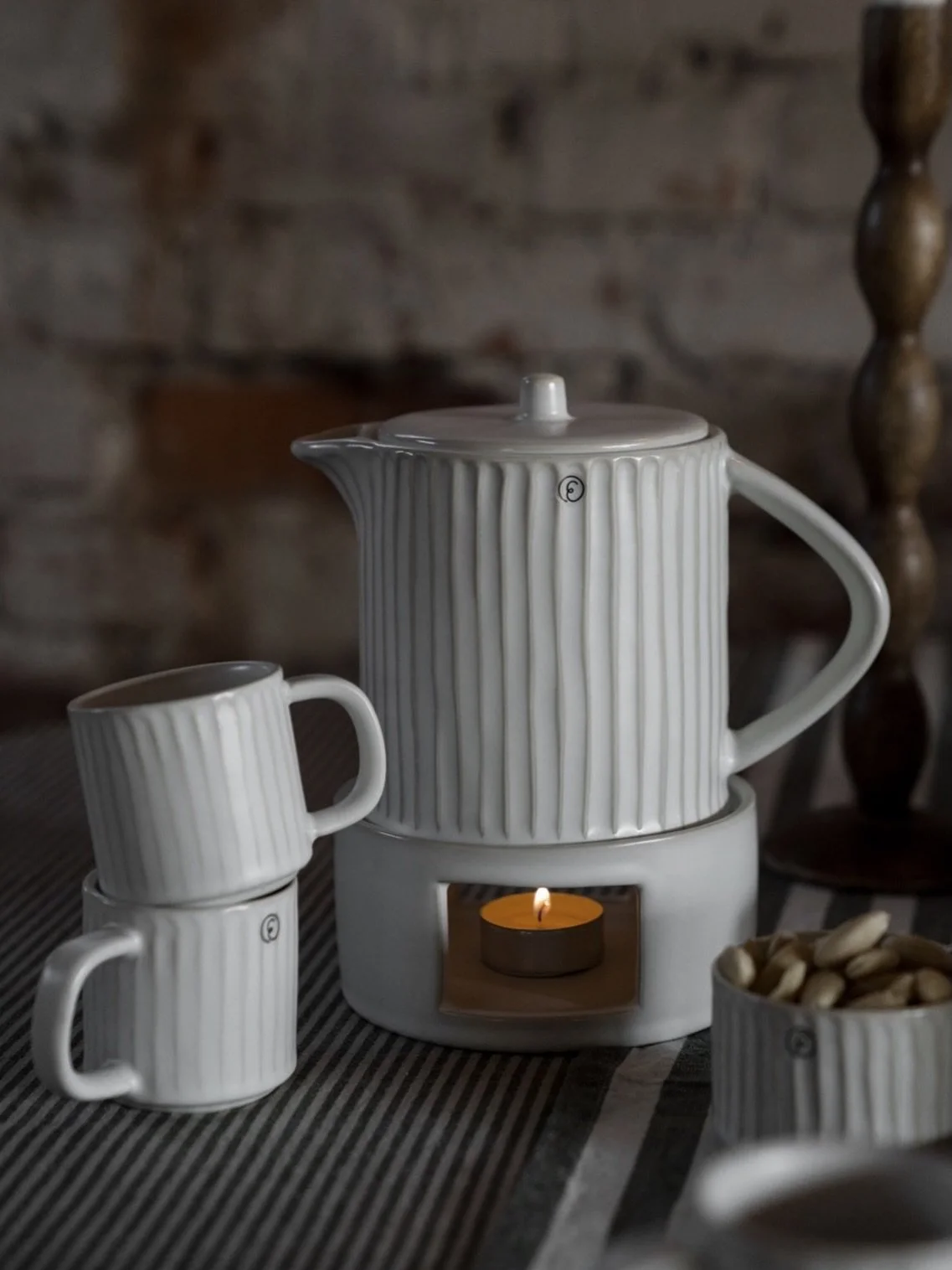 Zeit f&uuml;r eine Pause ✨

Sanfte Rillen, zeitloses Design und ein Teelicht, das den Moment entschleunigt.

Die Kanne mit St&ouml;vchen von Ernst Kirchsteiger erinnert daran, wie gut es tut, langsamer zu werden &ndash; wenn W&auml;rme bleibt und der