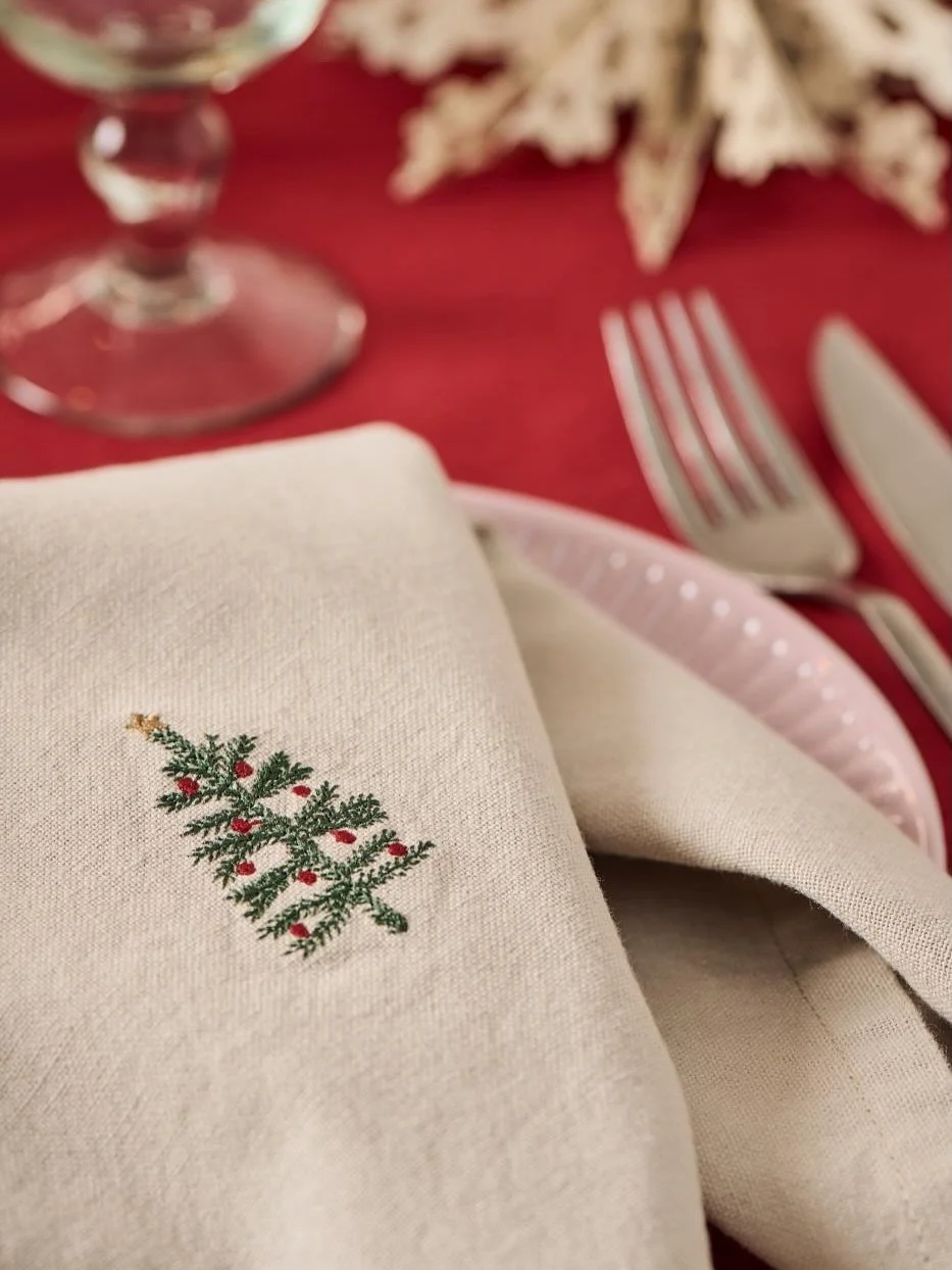 🎄 Wenn kleine Details gro&szlig;e Stimmung machen 🎄

Stoffservietten von @iblaursen mit Mistelzweig oder Tannenbaum &ndash; perfekt f&uuml;r lange Abende, gutes Essen und echte Weihnachtsmomente ✨

Fotos: @iblaursen 

#Weihnachtstafel #Stoffserviet