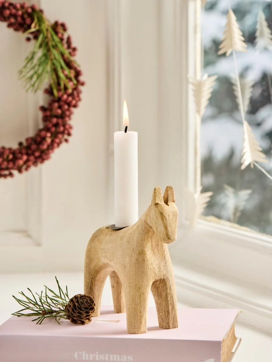 Hej Hej!

Wundersch&ouml;ne Kerzenhalter von Ib Laursen werden aus recyceltem Holz gefertigt &ndash; jedes St&uuml;ck erz&auml;hlt seine ganz eigene Geschichte.

Durch die nat&uuml;rliche Maserung ist jeder Kerzenhalter ein echtes Unikat und bringt s