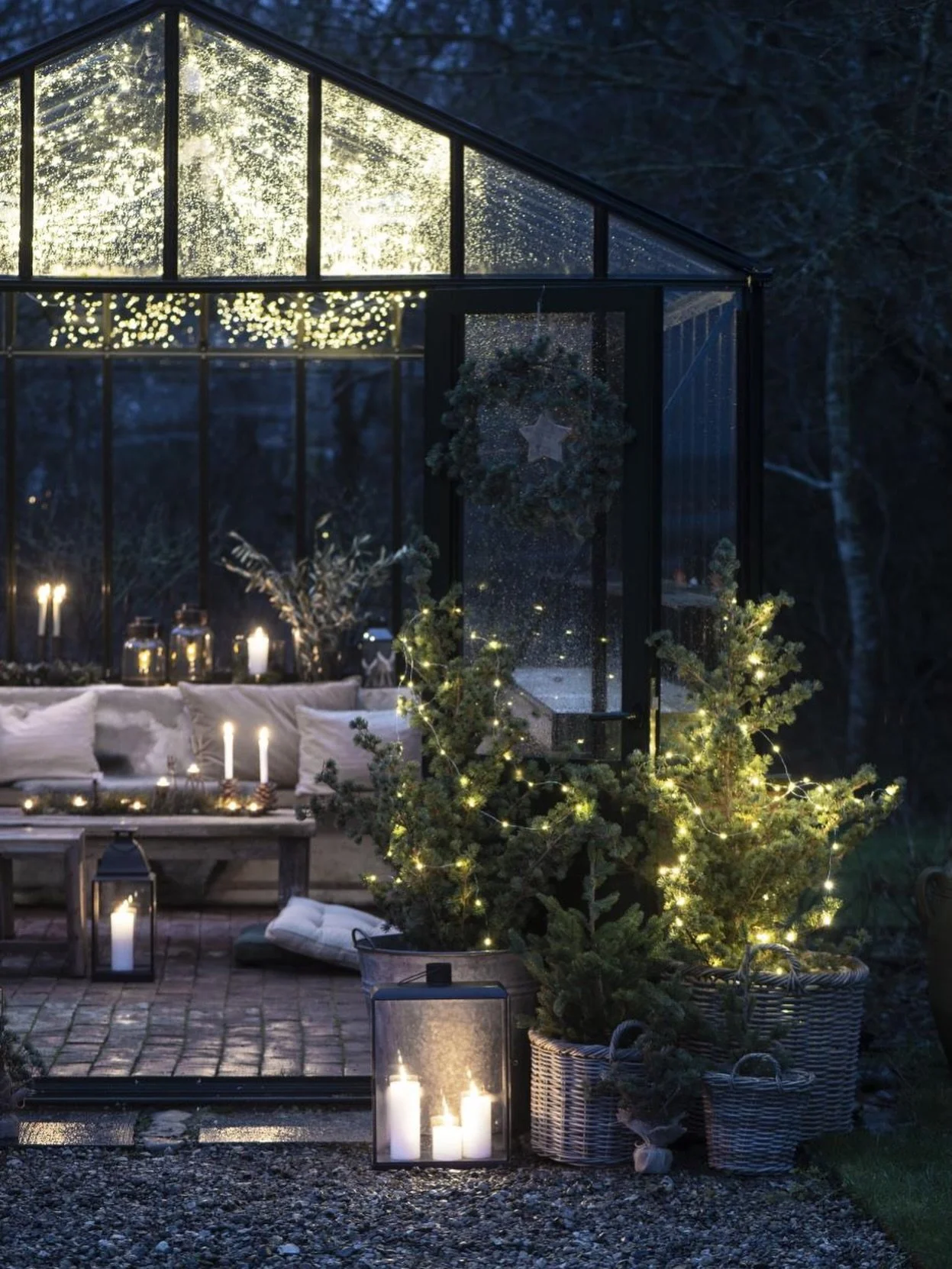 ✨ Wenn es drau&szlig;en still wird, f&auml;ngt drinnen das Leuchten an ✨ habt einen sch&ouml;nen Abend 🤍
.
.
.
.
.
.
Foto: @iblaursen 

#herzenszucker #nordichomedecor #friedberg #cozyliving #skandinavischwohnen