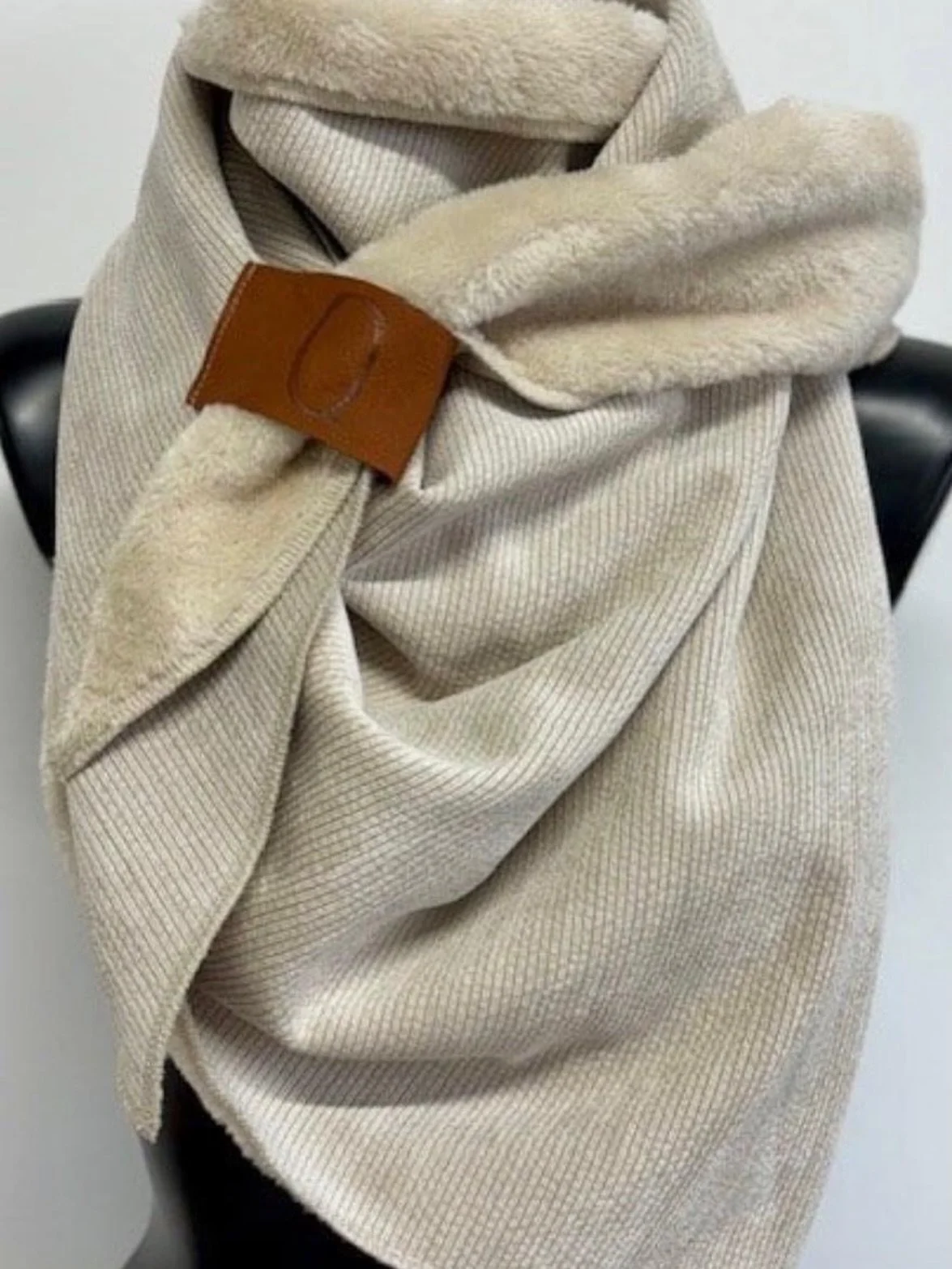 ✨ Cozy trifft Stil ✨

Unser Dreiecksschal vereint weiches Teddyfell mit feinem Cord &ndash; f&uuml;r maximale W&auml;rme und einen modernen Look 🤍

Perfekt zum Einkuscheln, easy zu stylen und ein echtes Statement-Piece f&uuml;r die kalte Jahreszeit.