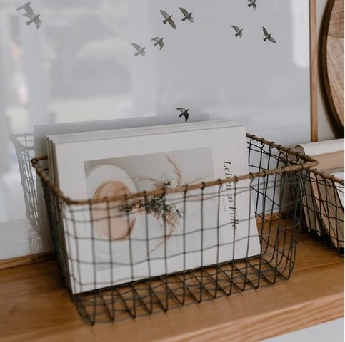 Kleine Details, die den Unterschied machen 🤍

Die sch&ouml;nen Drahtk&ouml;rbe von Eulenschnitt sorgen f&uuml;r Ordnung mit Stil &ndash; ob auf dem Sideboard, im Regal oder auf dem Schreibtisch. In 2 Gr&ouml;&szlig;en verf&uuml;gbar.

#wohngl&uuml;c